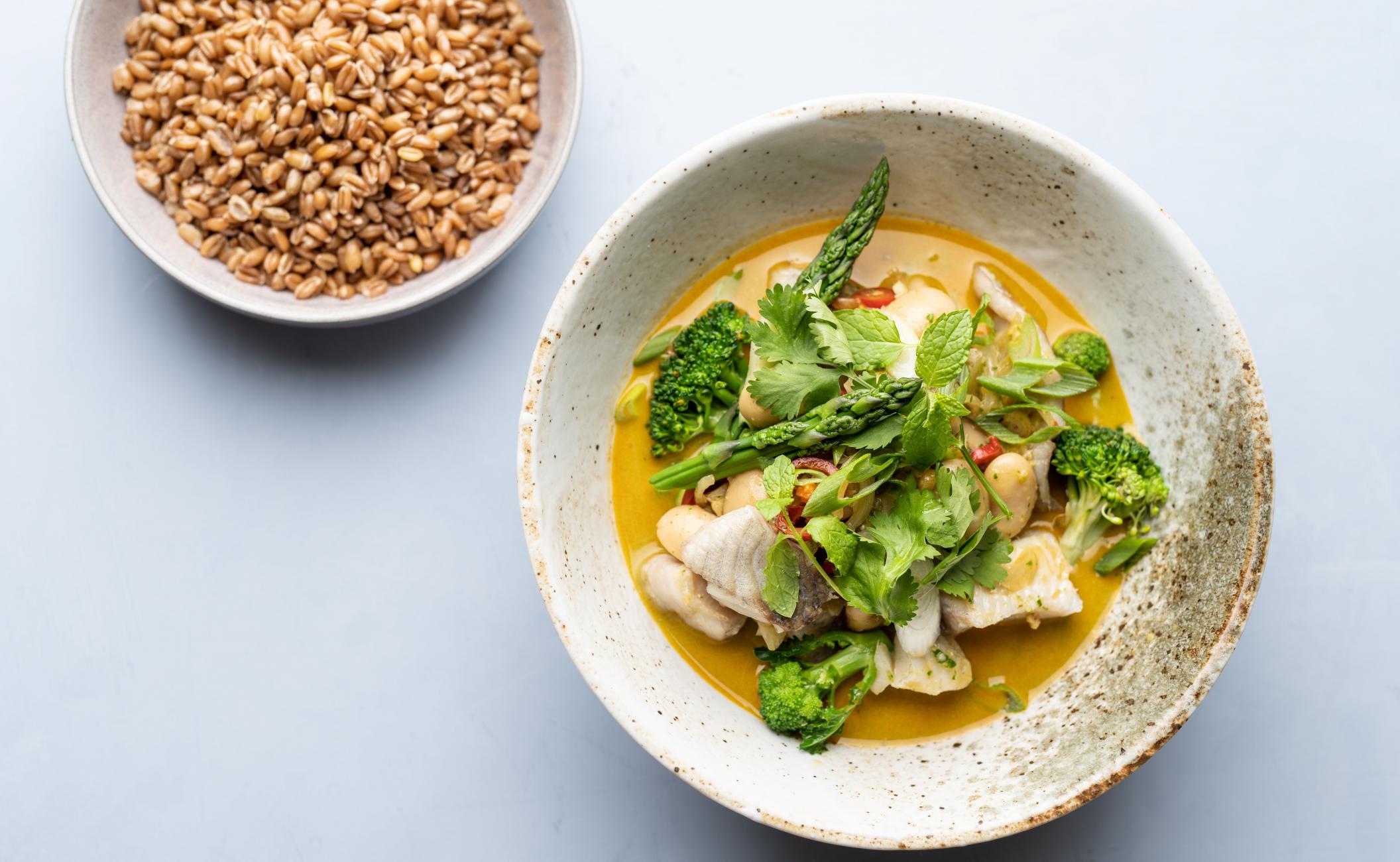 Sej i grøn curry med perlebyg, broccoli, asparges, mynte og forårsløg