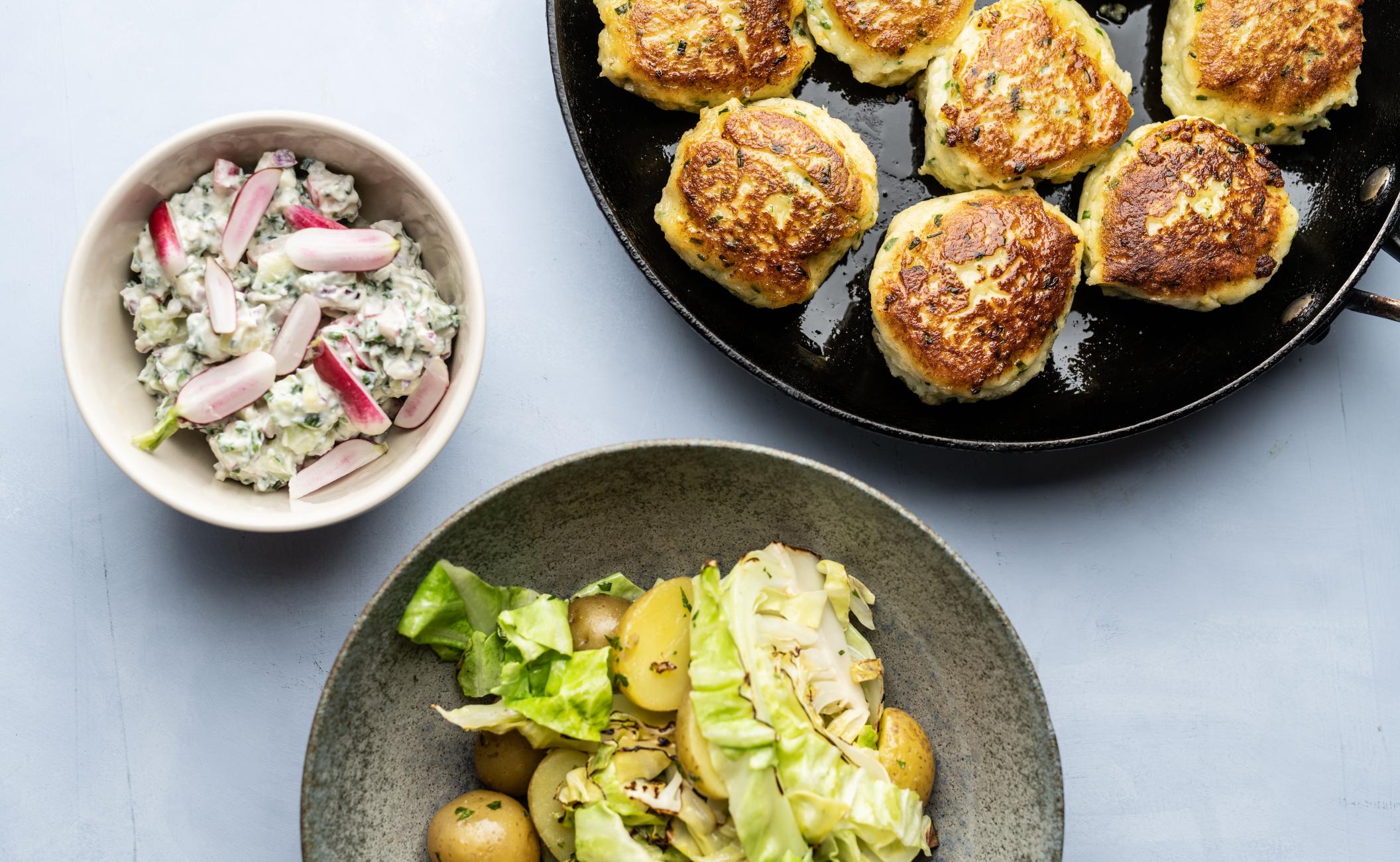 Kulmuledeller med stegt spidskål og sommersalat med radiser