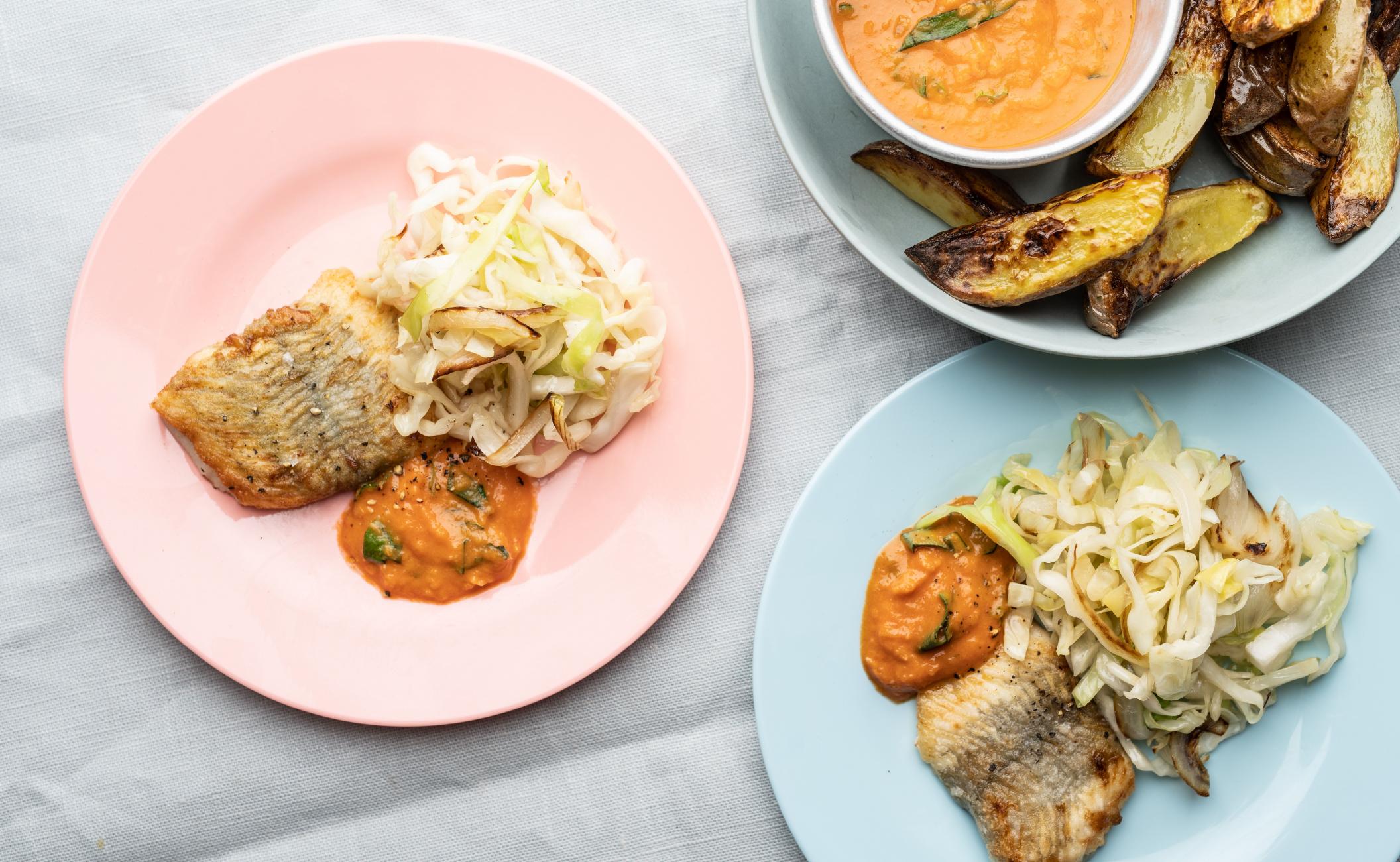 Stegt rødspætte med kokos-tomatsauce, stegte kartofler og spidskål