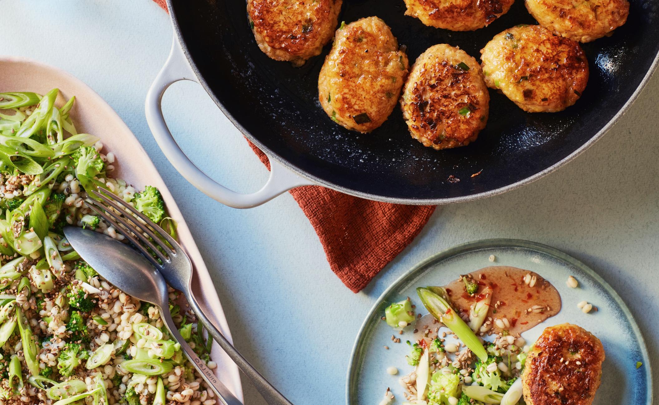 Fish cakes og sursød-chili med bulgur, forårsløg og rød karry med perlebyg