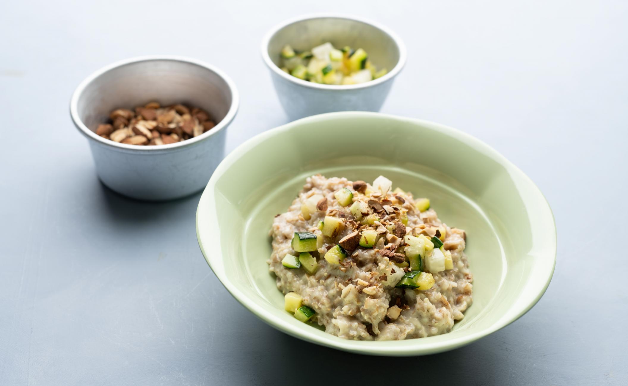 Emmergrød med stegte squash, glaskål og mynte