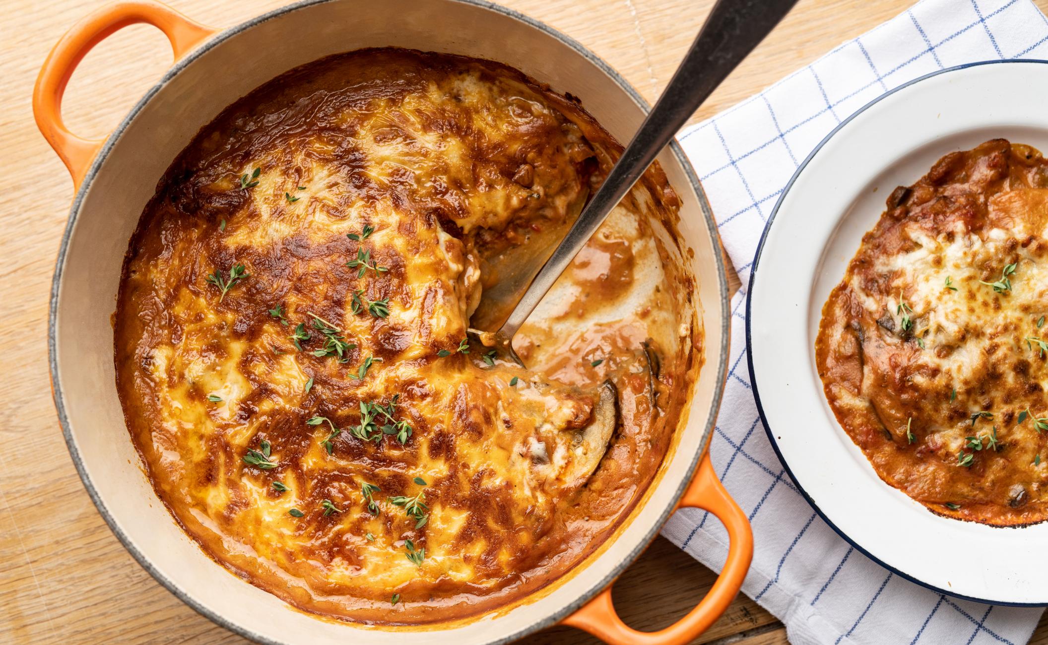 Grøn moussaka med røde linser, kartofler og squash