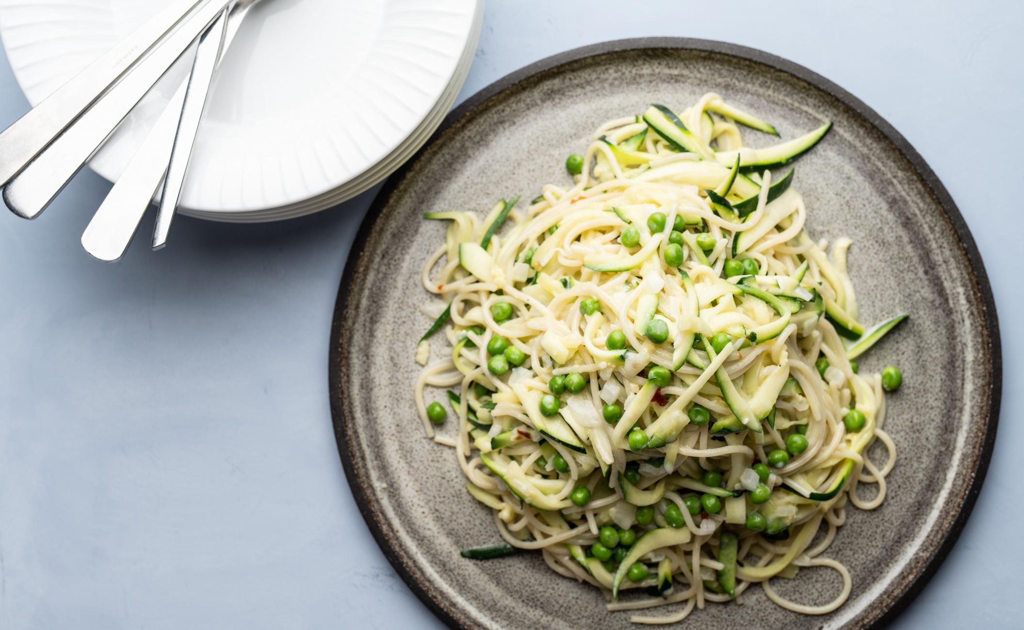 Pasta med squash, friske ærter, fløde og citron