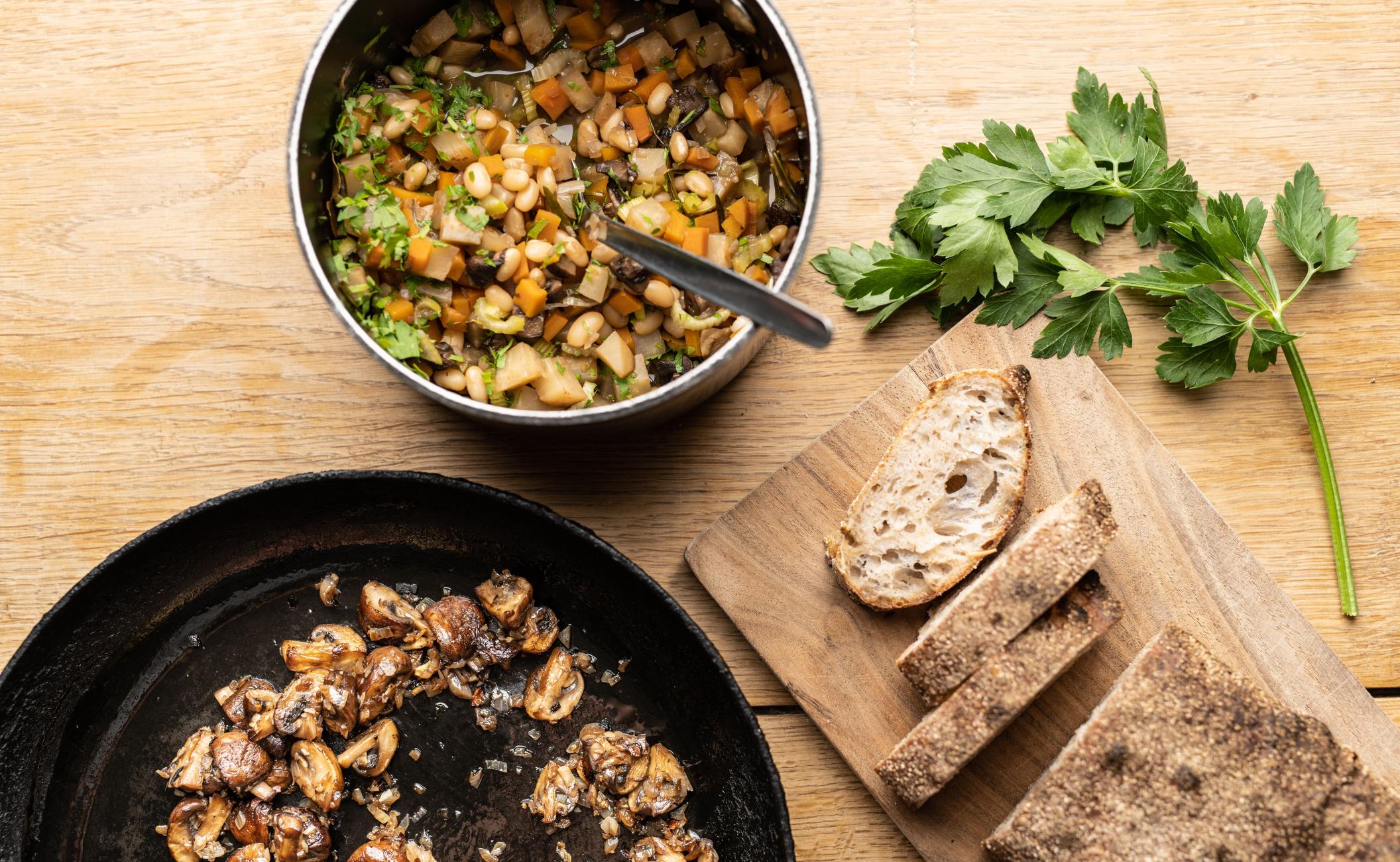 Bønnecassoulet med hvide bønner, gulerødder, knoldselleri, stegte svampe og persille