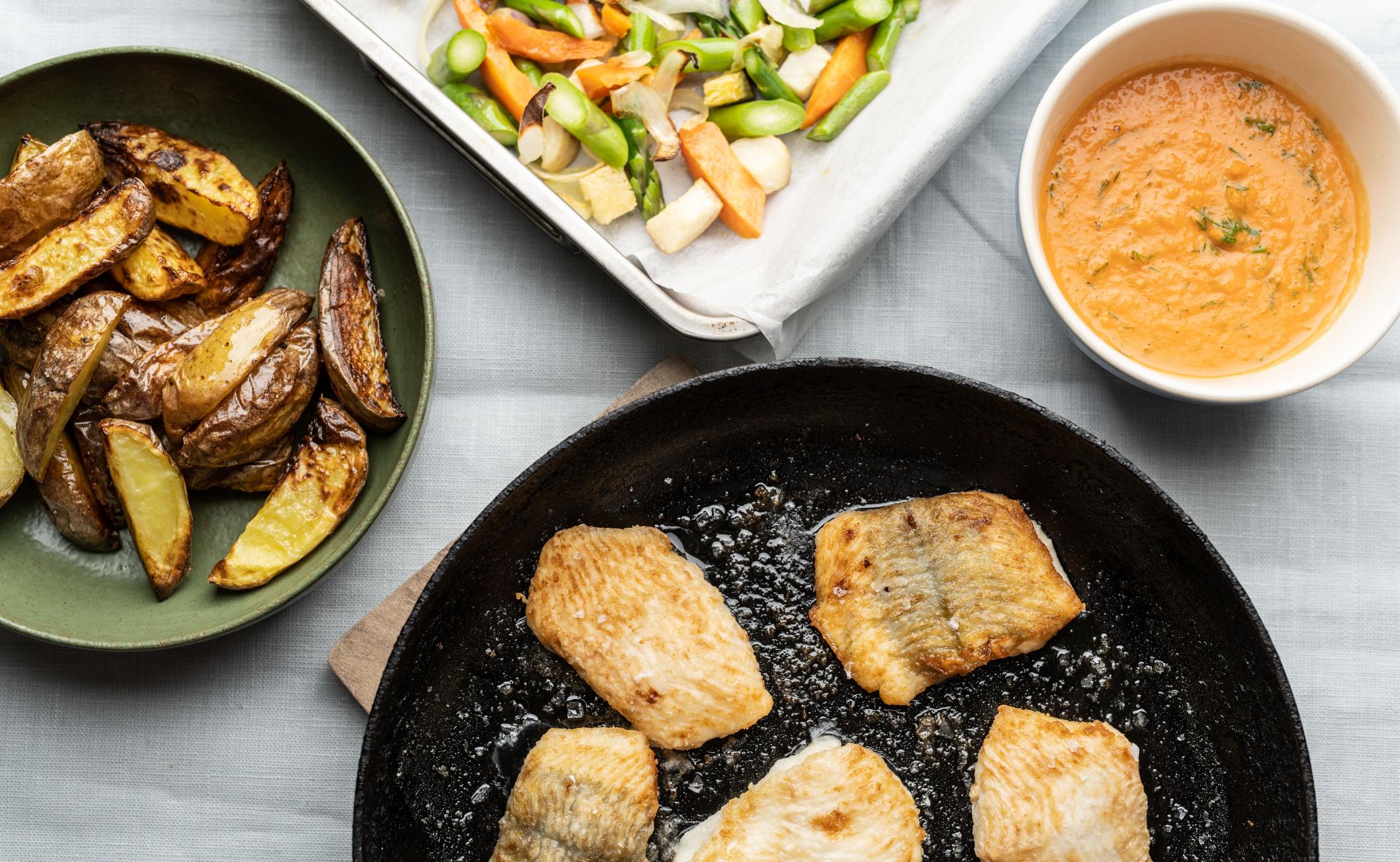 Stegt rødspætte med kokos-tomatsauce, råstegte kartofler, asparges og majroer