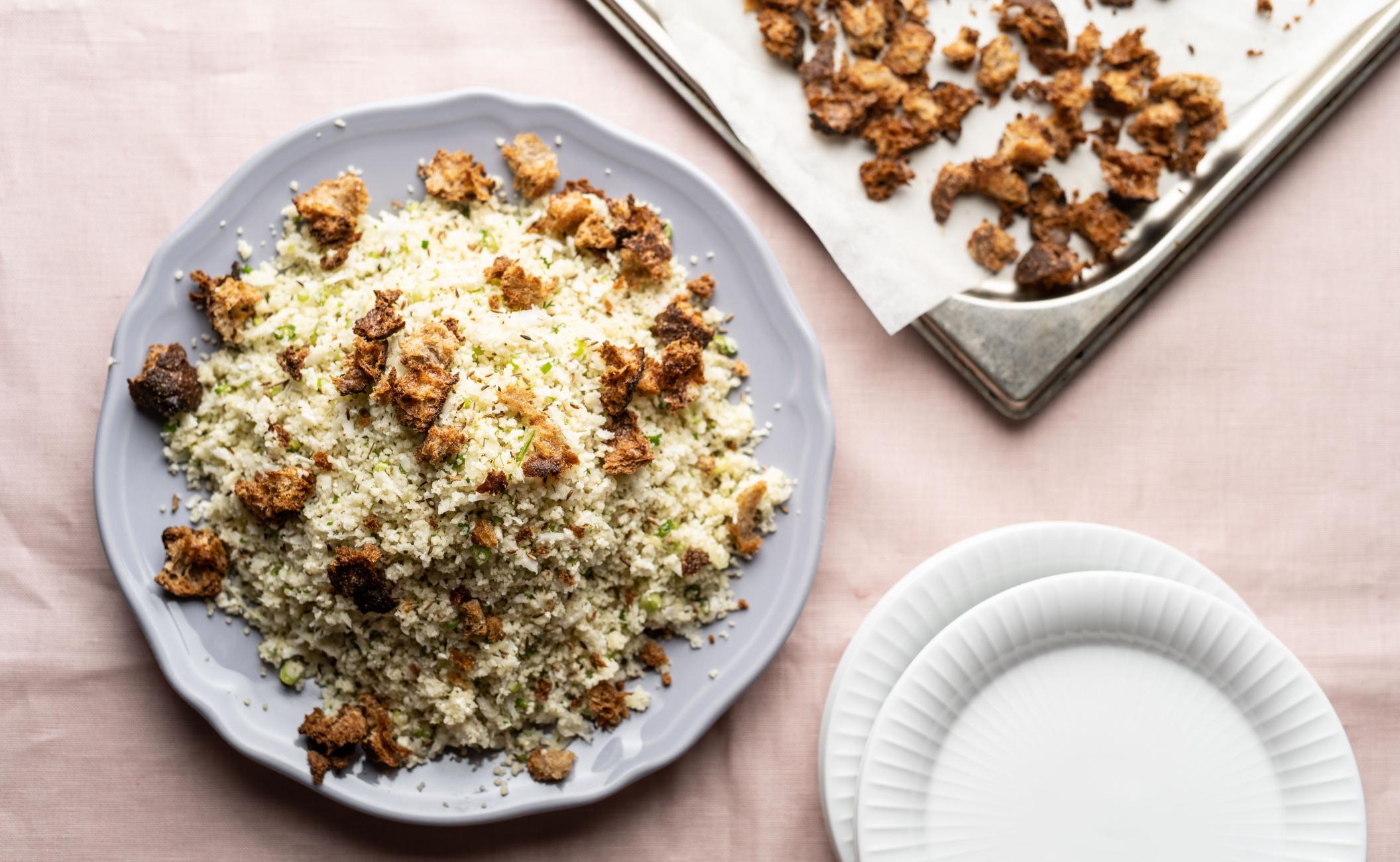 Blomkålstabbouleh med fennikel, dild, spidskommen og hvedebrødscroutoner