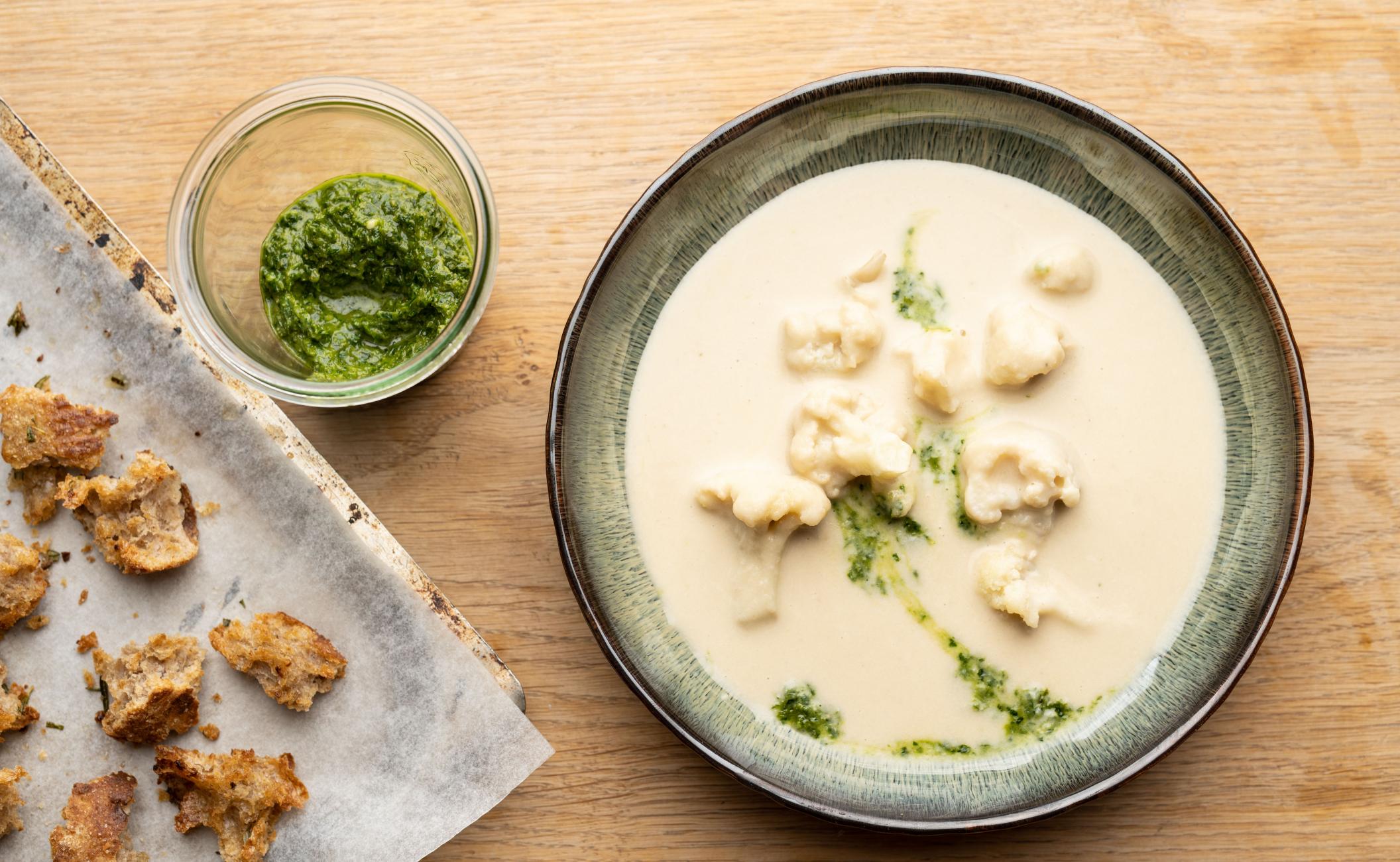 Cremet blomkålssuppe med grøn harissa og sprøde hvedecroutoner