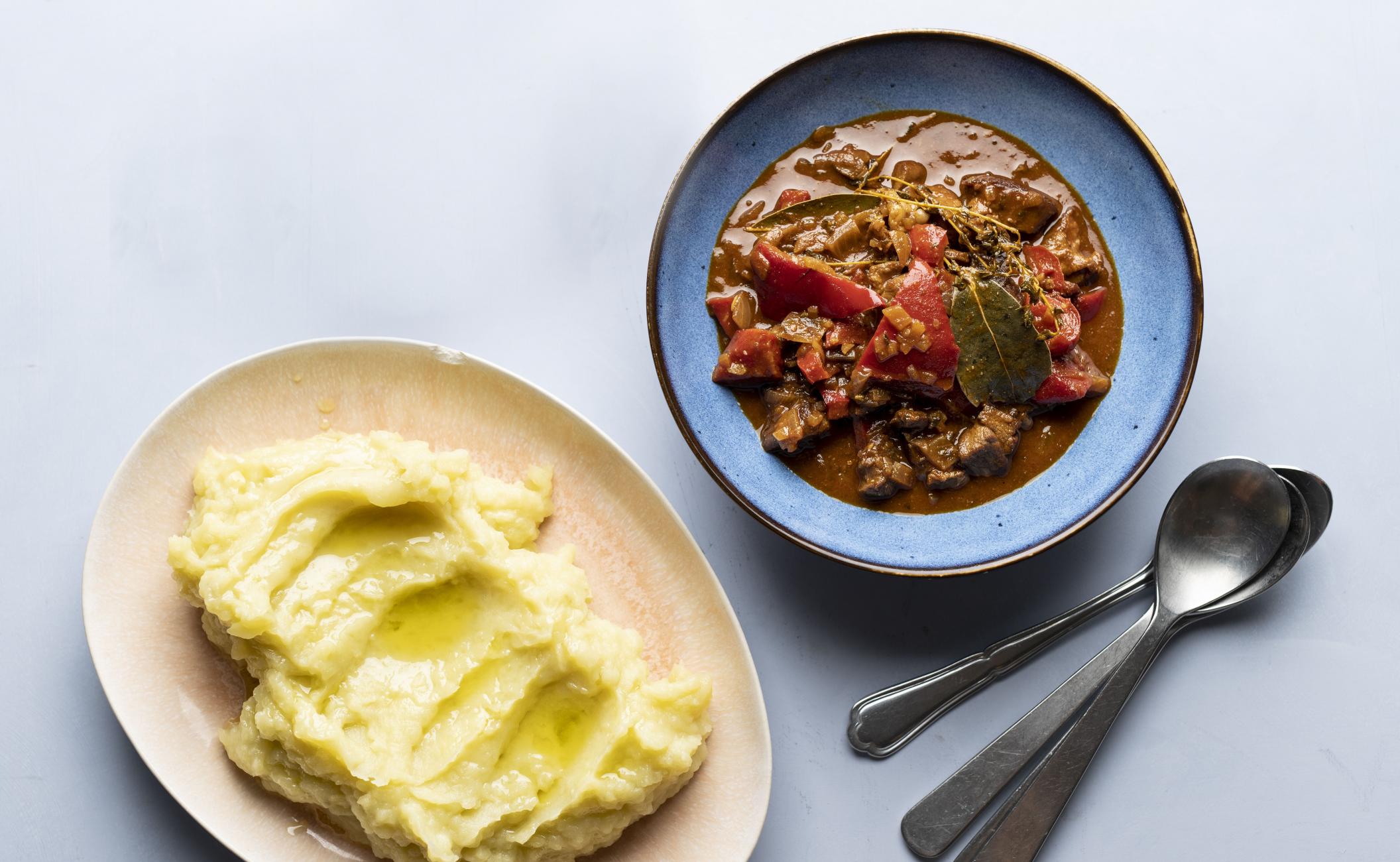 Kalkungullasch med paprika, citronskal, timian og spidskommen