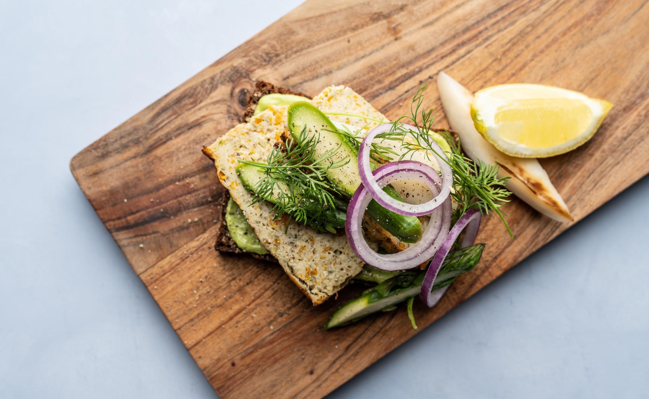 Farsbrød af hvid fisk med gulerødder, pickles og dild