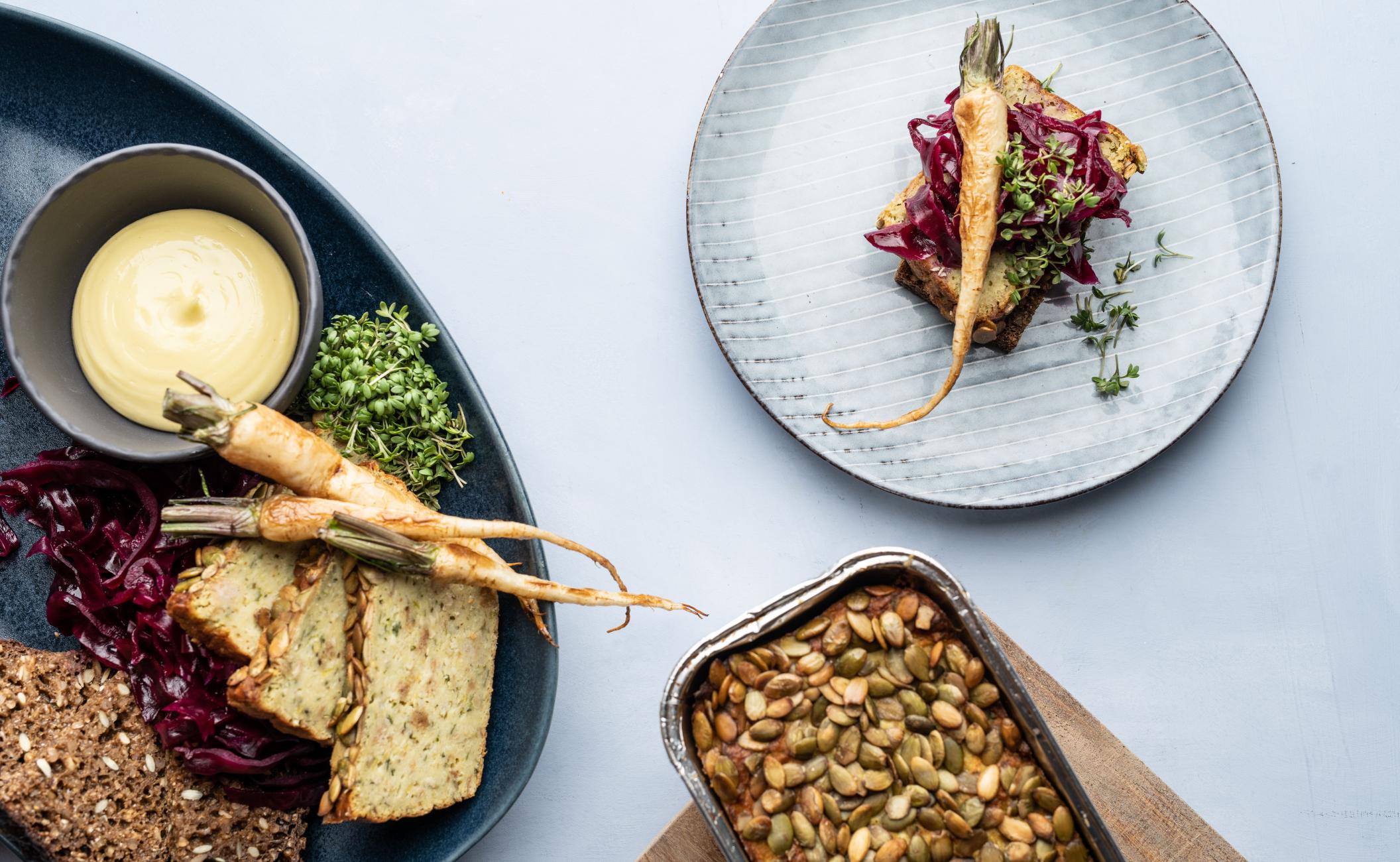 Farsbrød med røde linser, kartofler, porrer, græskarkerner og persille