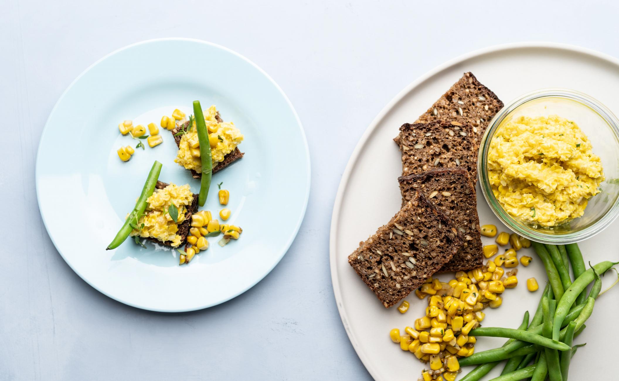 Grov majscreme, grønne bønner og parmesan