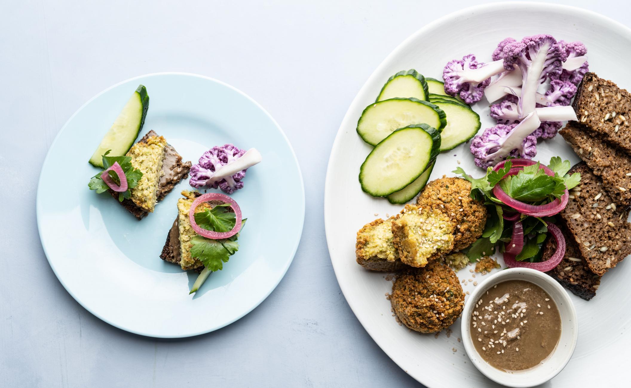 Persille-falafel med tahin og agurk