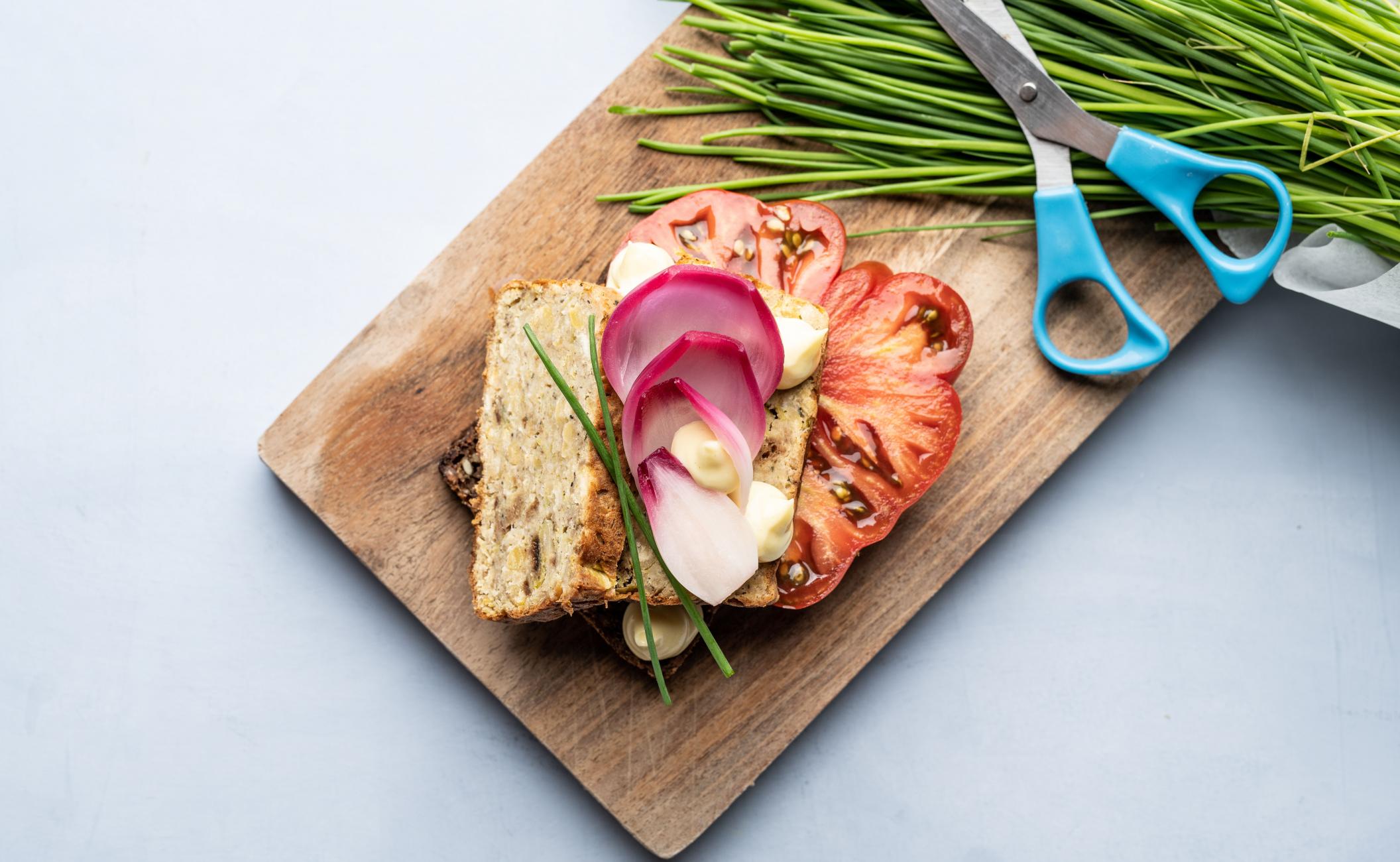 Farsbrød med flækærter, porrer, løg og timian