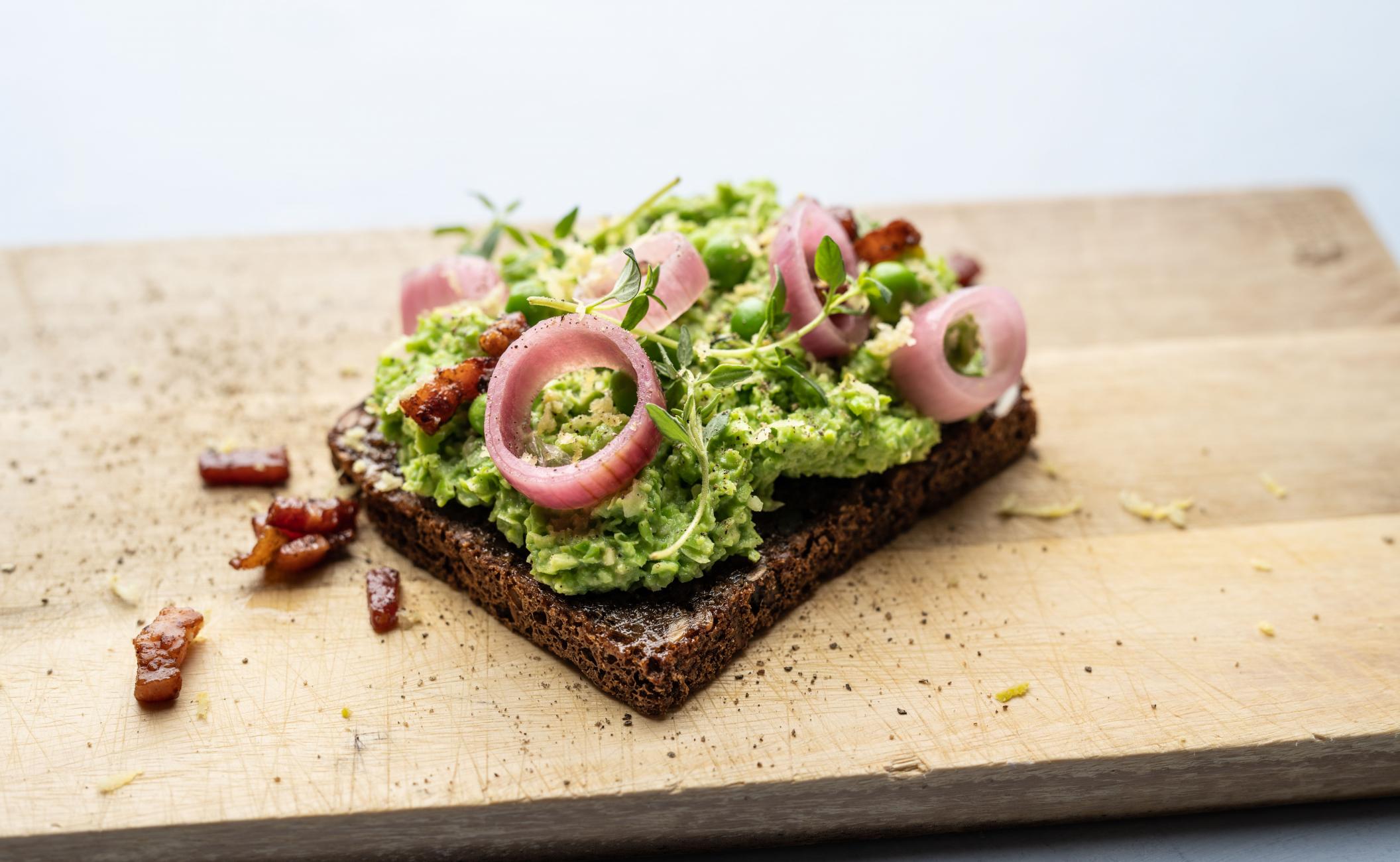 Grov ærtecreme på rugbrød med kikærter, bacon og timian