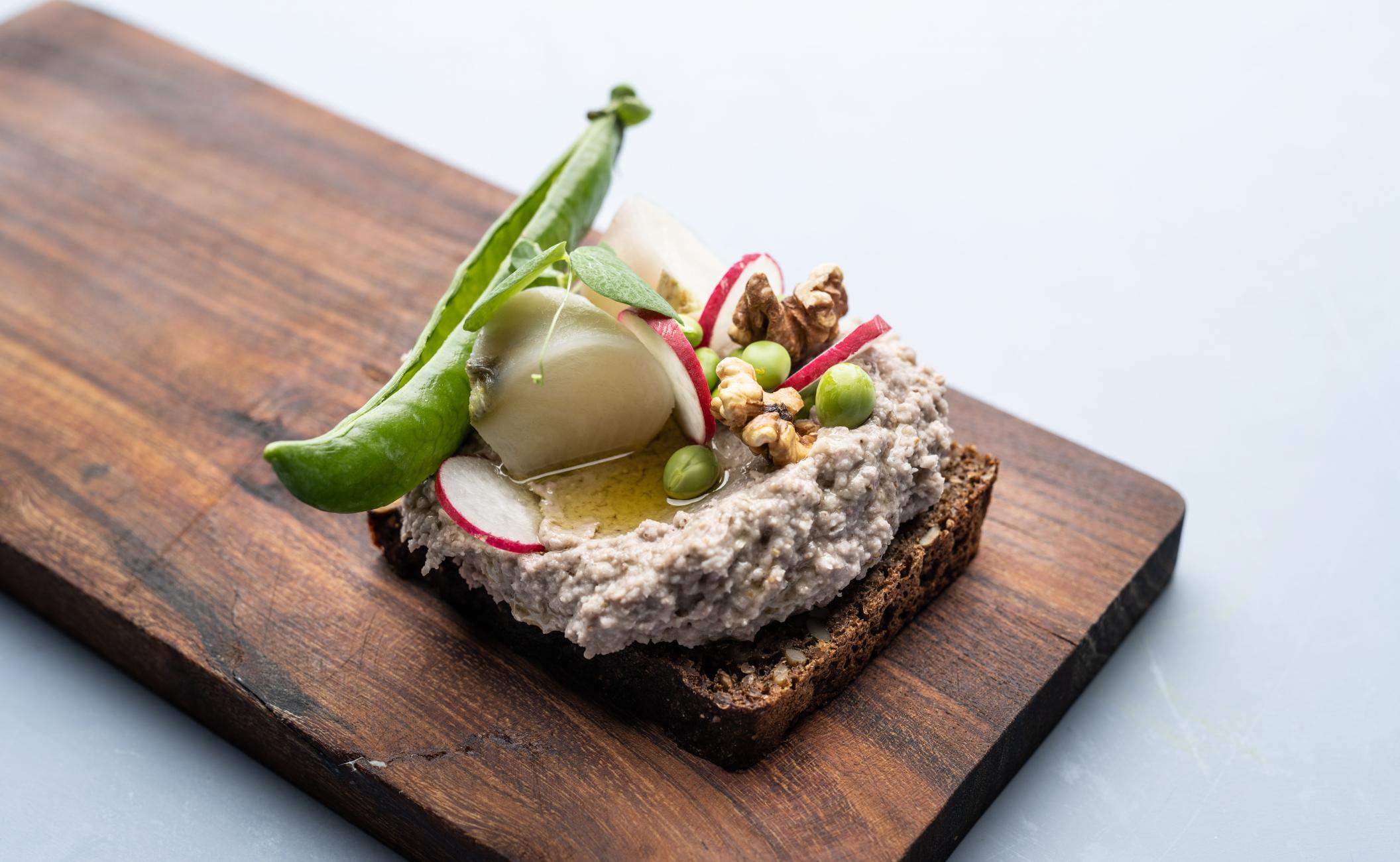 Hvid bønnehummus med valnøddetahin og sauté af svampe