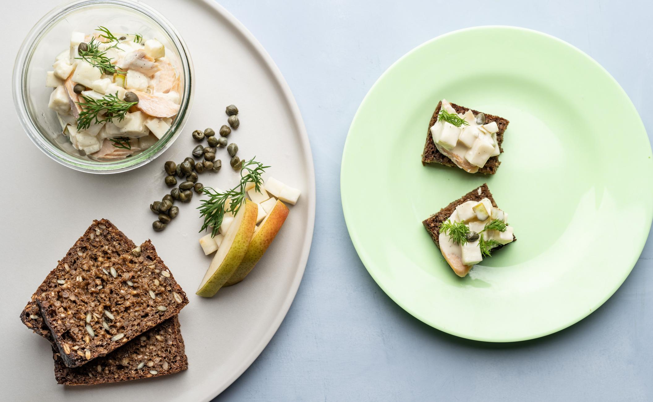 Laksesalat på rugbrød med pastinak, pære, kapers og dild