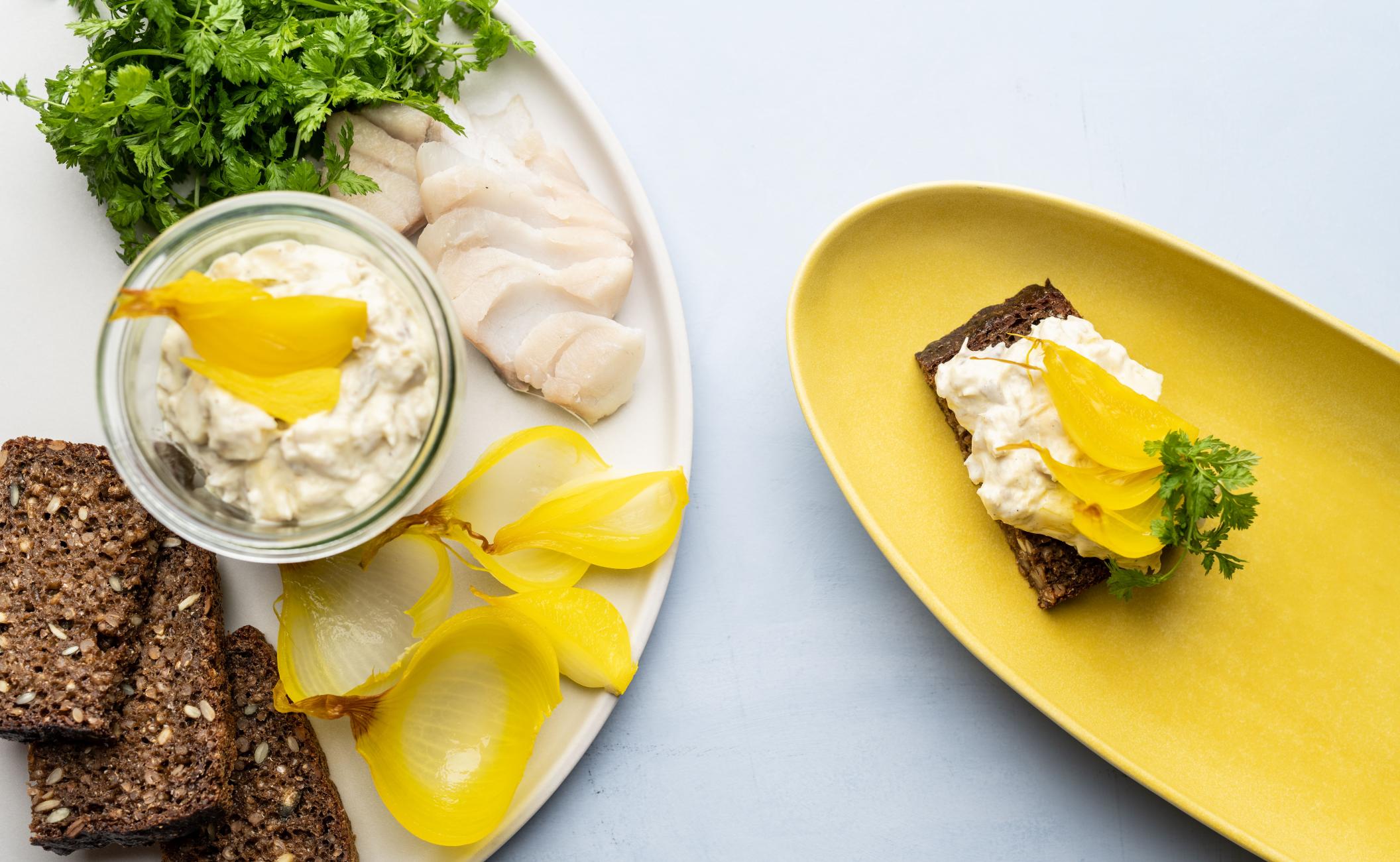 Hvid fiskesalat med knoldselleri, hvidløg, timian og citron