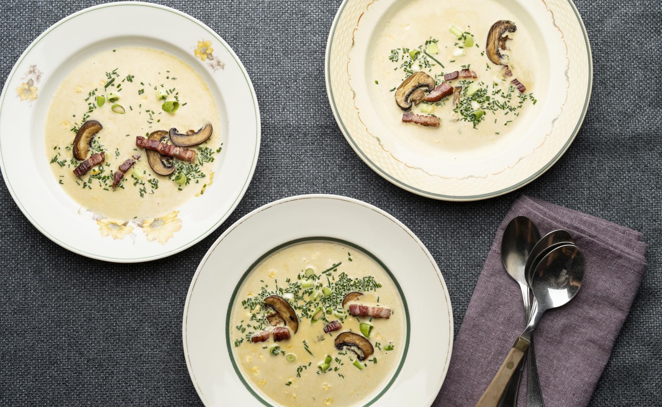 Cremet majssuppe med bacon, svampe og purløg