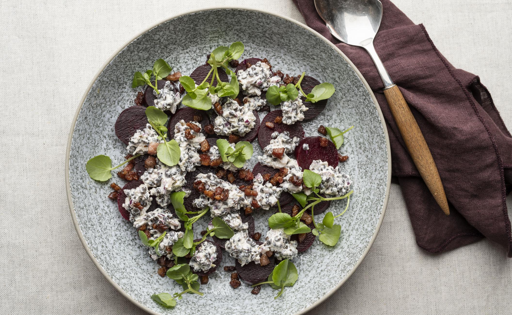 Friskkogte rødbeder med tæt salat af kogte linser i flødeost toppet med peberrod og bacon