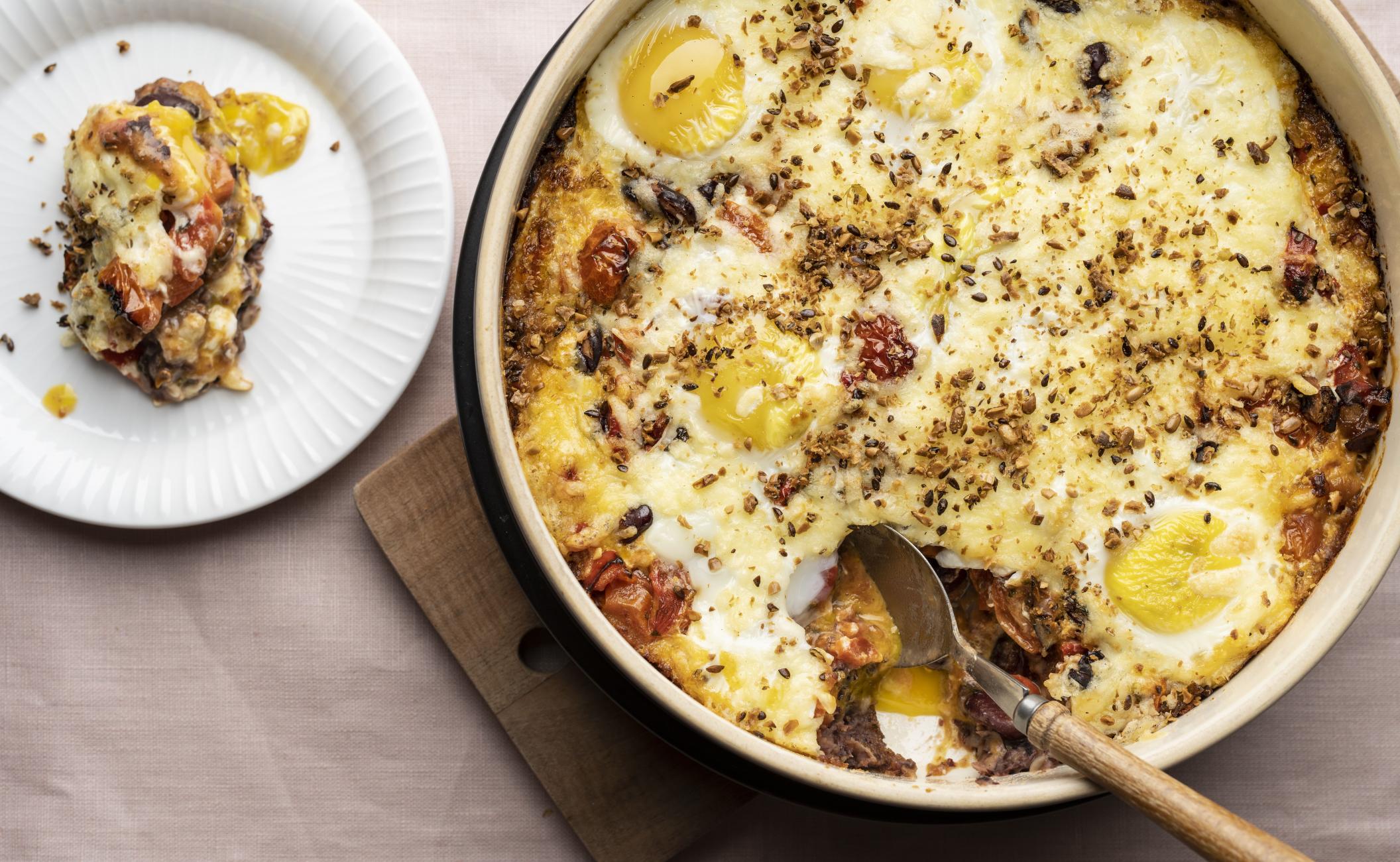 Gratin med brune bønner, tomat, peberfrugt og basilikum