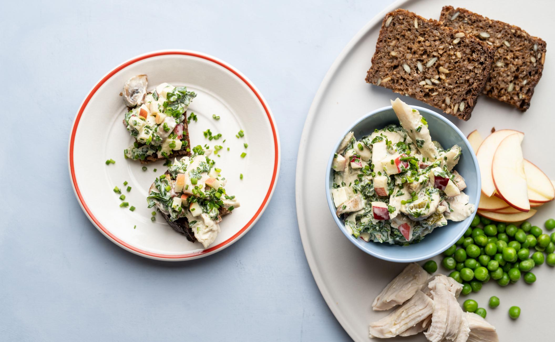 Hønsesalat med svampe, friske æbler, syltede agurker og hjemmerørt dressing