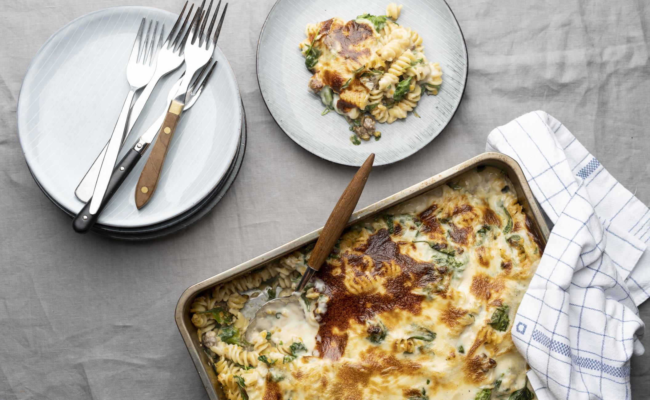 Gratineret pasta med røde linser, oksekød og spinat