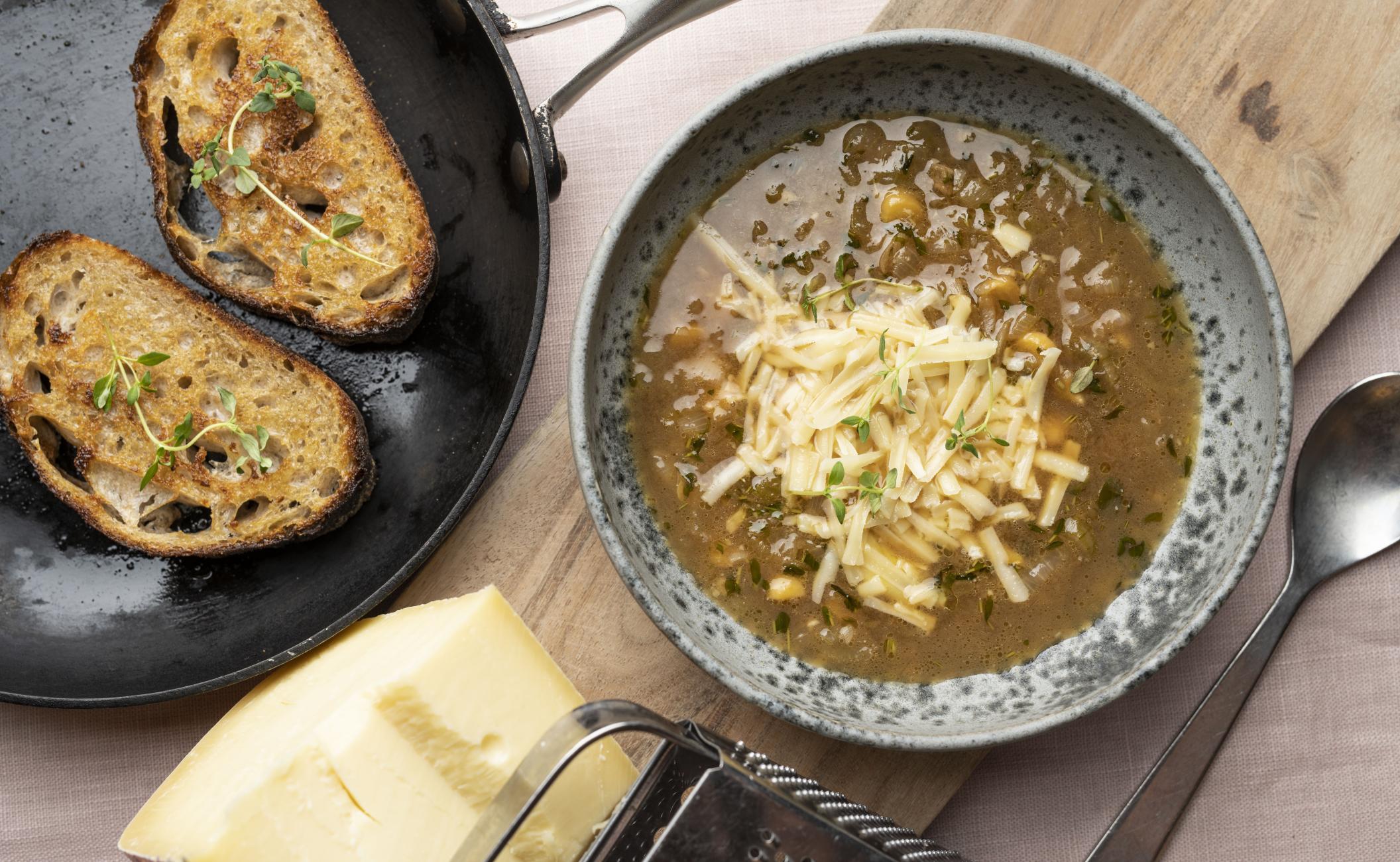 Fransk løgsuppe med flækærter, timian og gratineret ostebrød