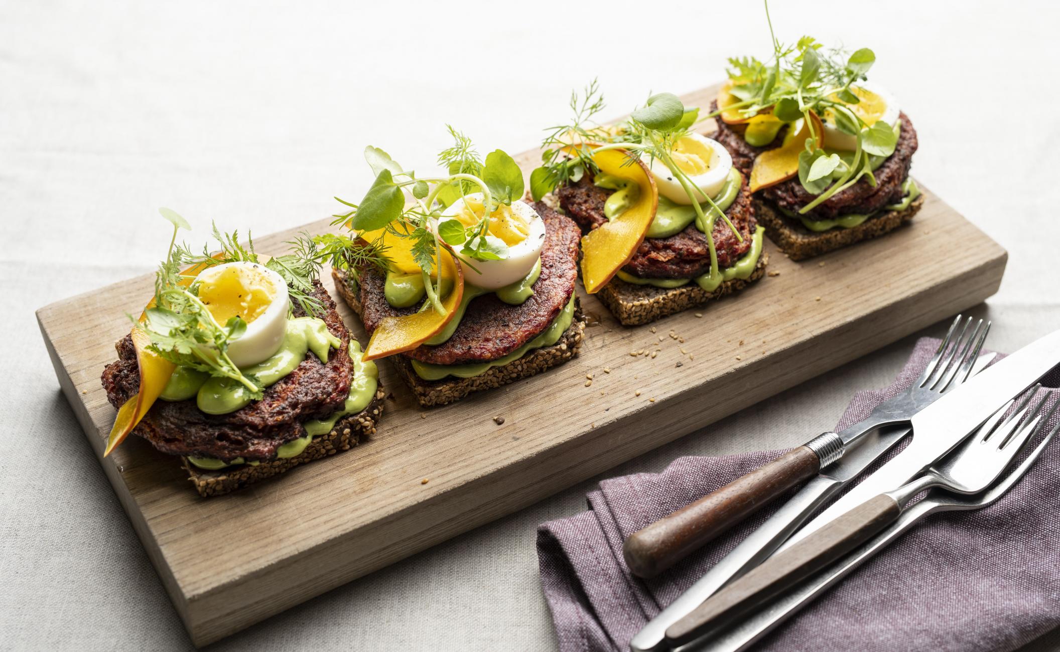 Pariserbøf af rødbede, serveret med smilende æg, estragonmayo, syltede græskar og krydderurtesalat.