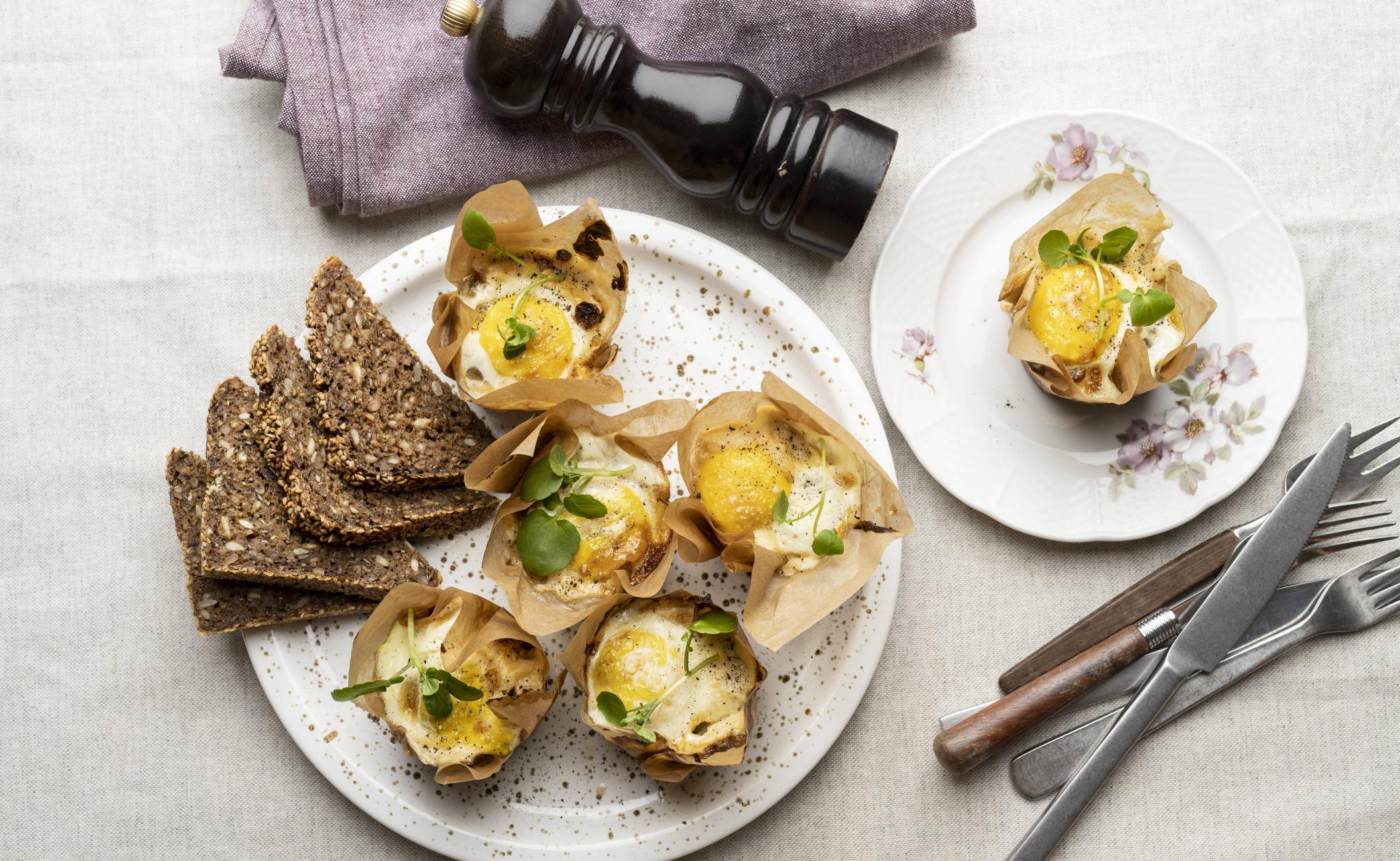 Æg i cocotte med svampe, linser, tomat og mozzarella