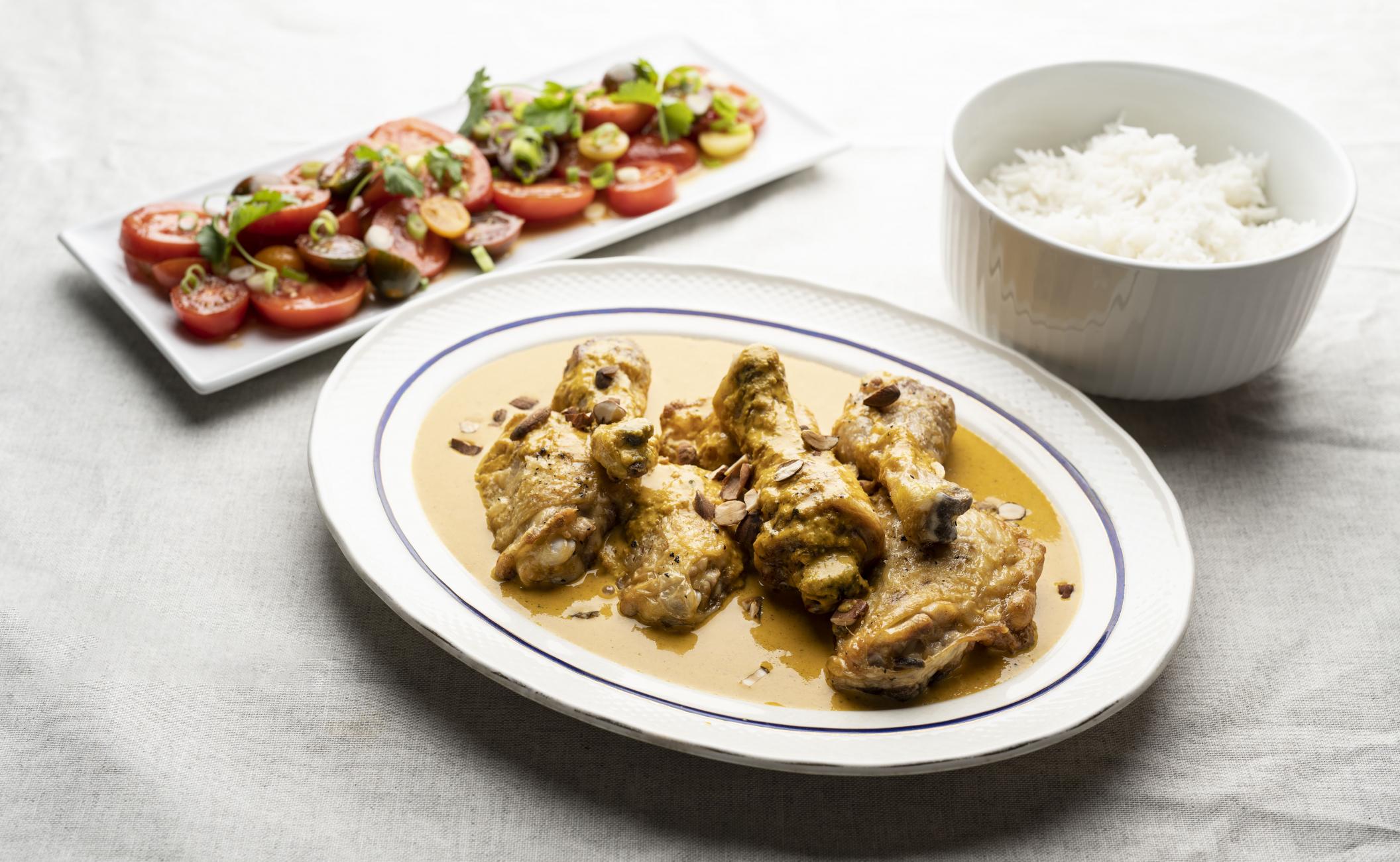 Butter chicken med tomatsalat, koriander og ris