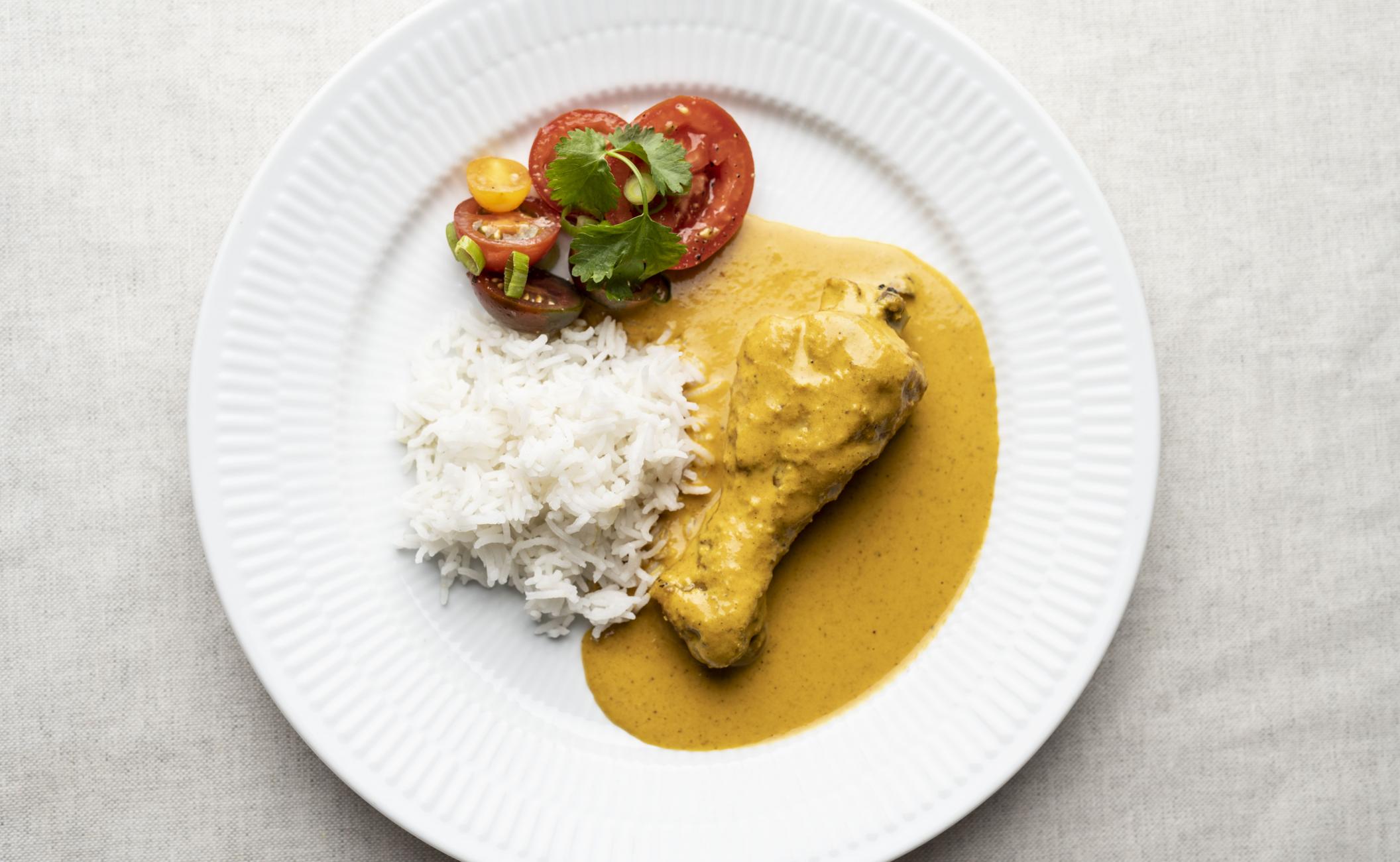 Butter chicken med tomatsalat, koriander og ris