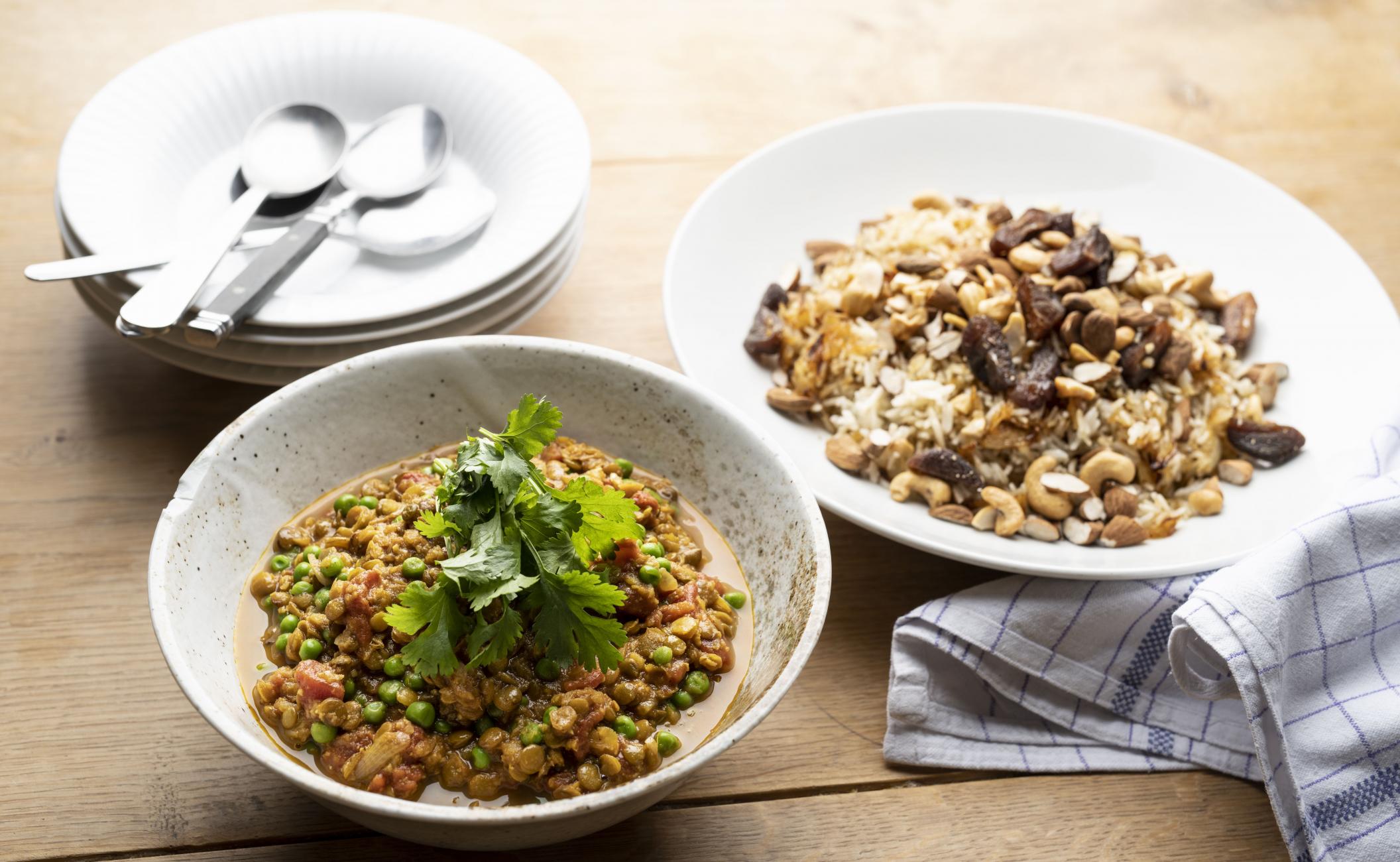 Daal af grønne linser, ærter, abrikoser og cashewnødder, serveret med smørstegte ris, safran og ristede løg