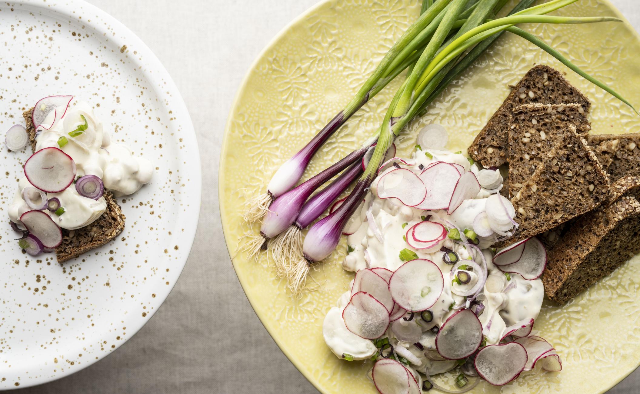 Kartoffelsalat med kikærter og rygeost