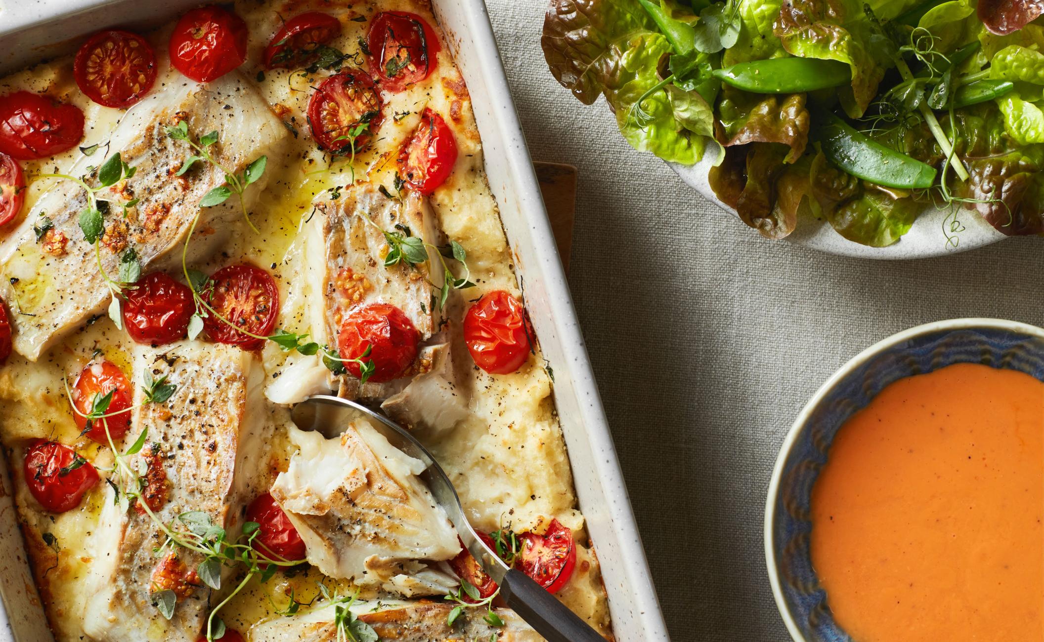 Mørksejsgratin med kartoffel-bønnemos, frisk tomatsauce og salat med sukkerærter