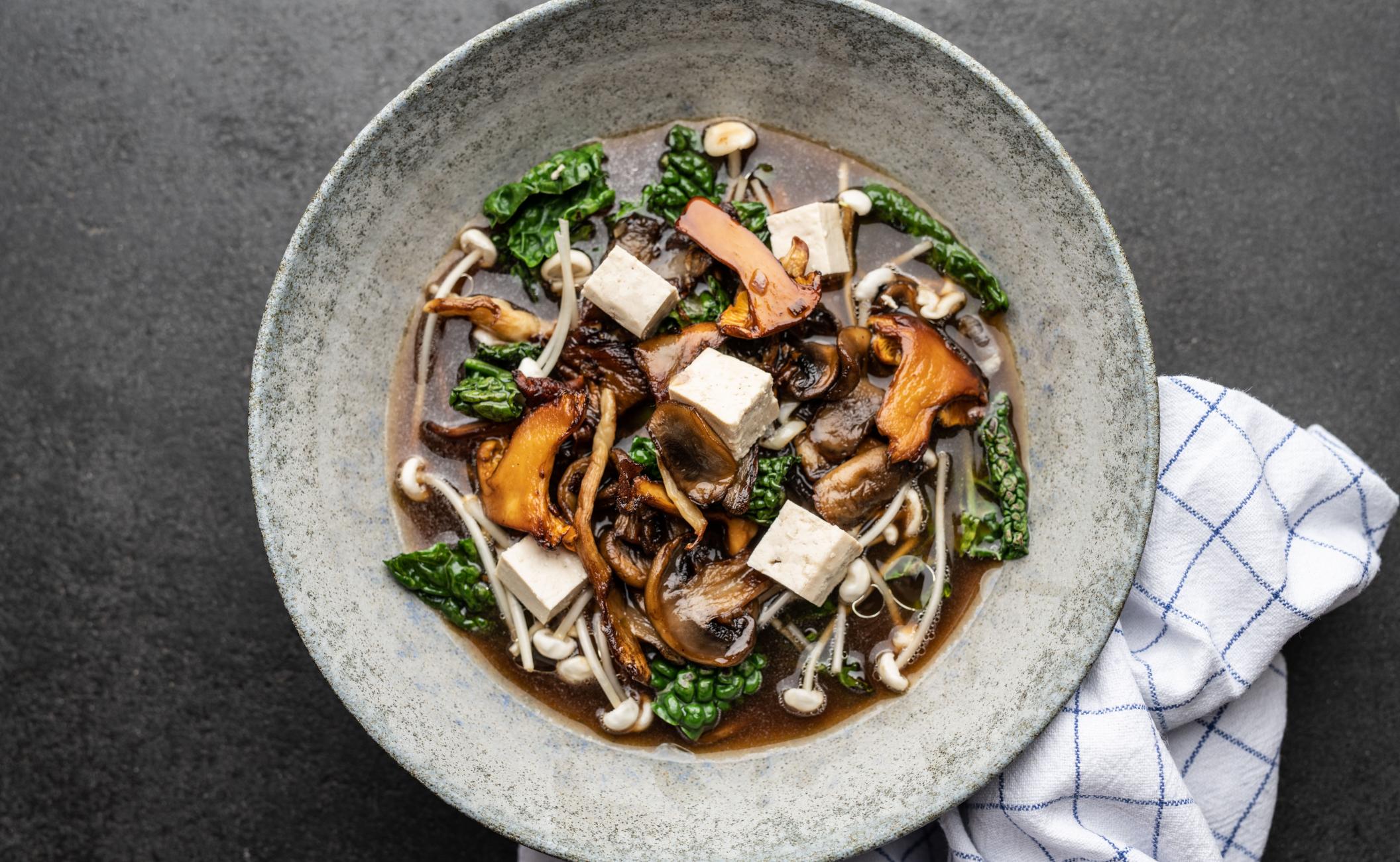 Klar svampesuppe med blandede svampe, tofu og og palmekål