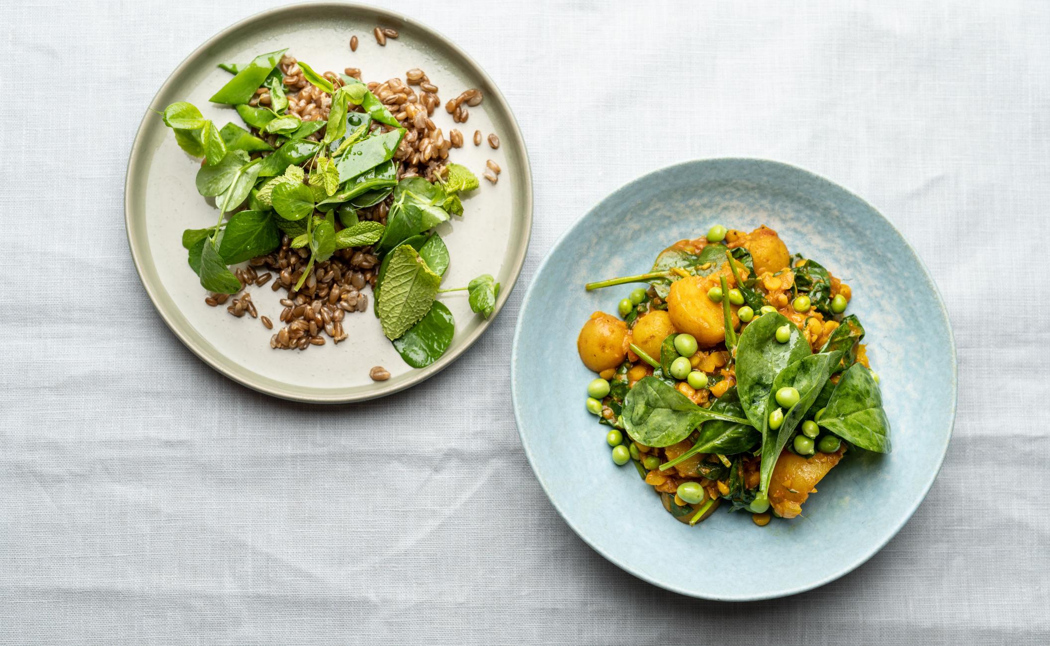 Curry med kartofler, flækærter, spinat og frisk ærtesalat