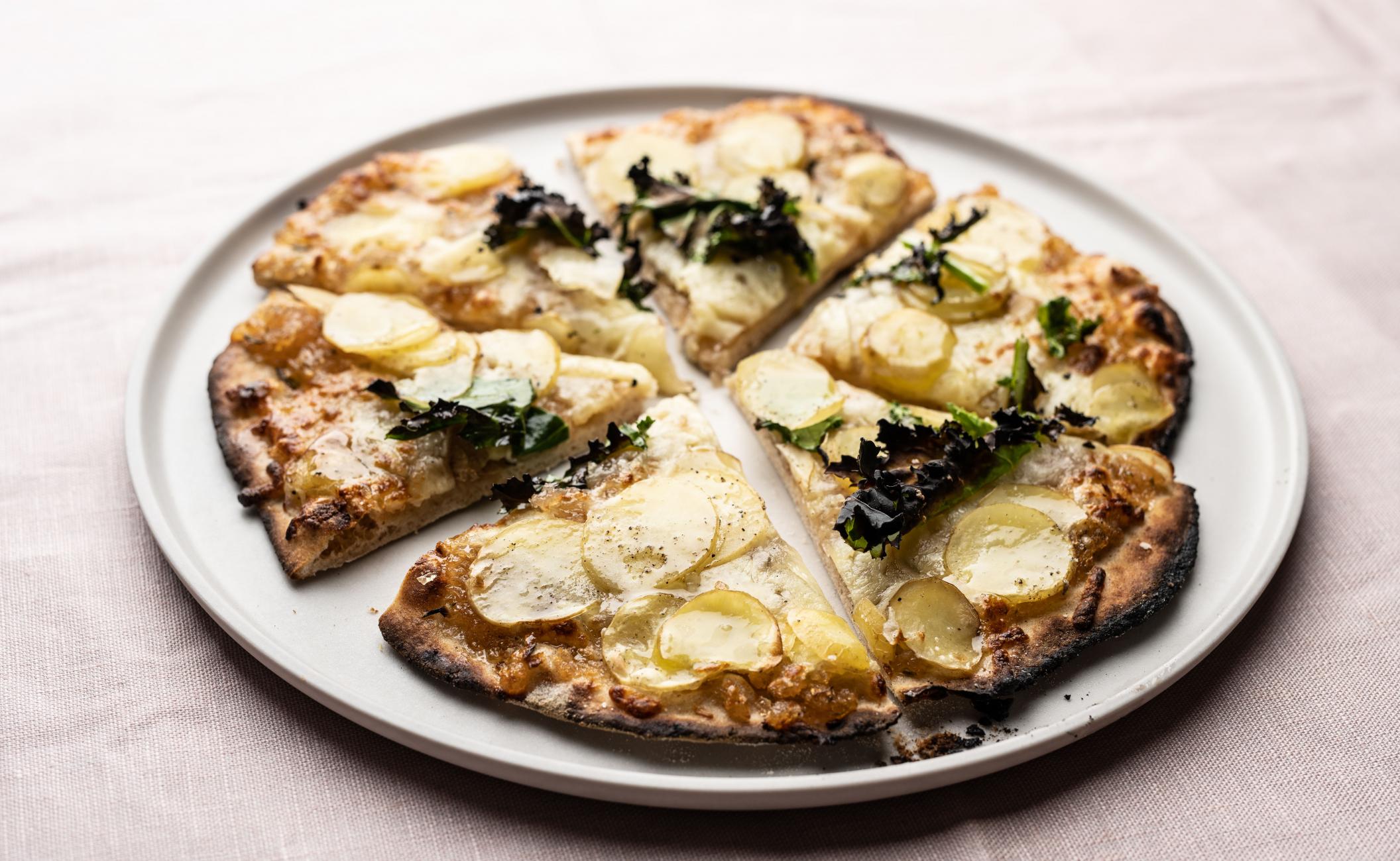 Hvid kartoffelpizza med løgkompot og friteret rosmarin