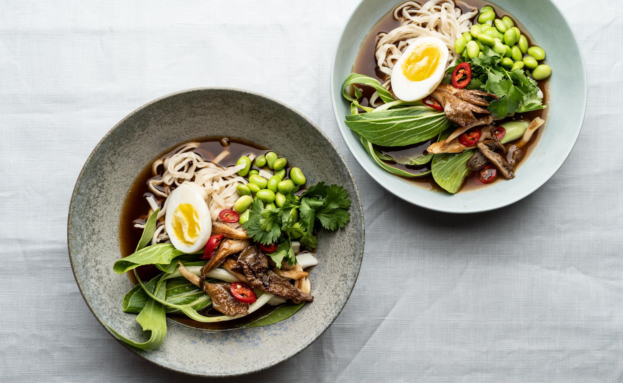 Ramen-suppe med nudler, æg, kombotang, svampe, gulerødder, forårsløg, pak choi og spidskål