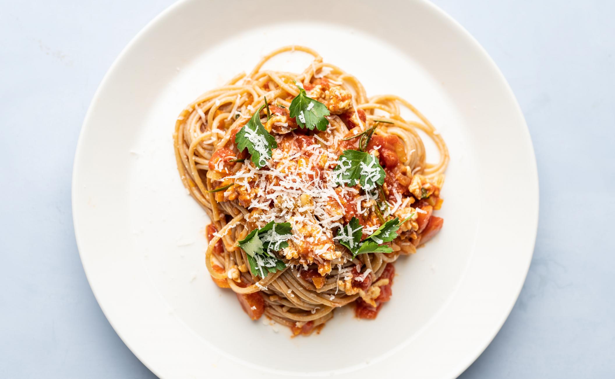 Spaghetti med kyllingkødsauce, tomat, timian og rosmarin