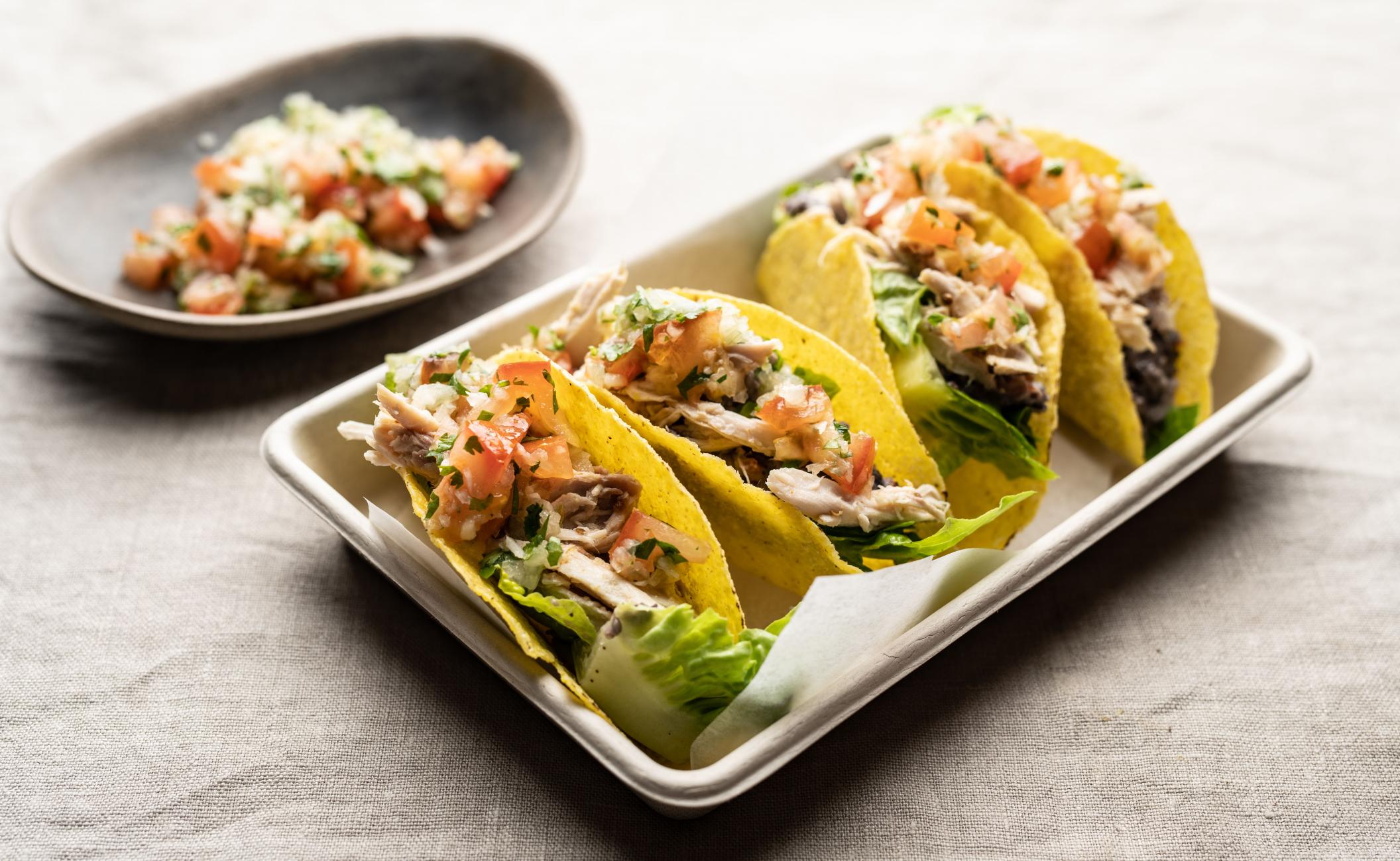 Tacos med helstegt kylling, spread af sorte bønner, tomatsalsa og hjertesalat