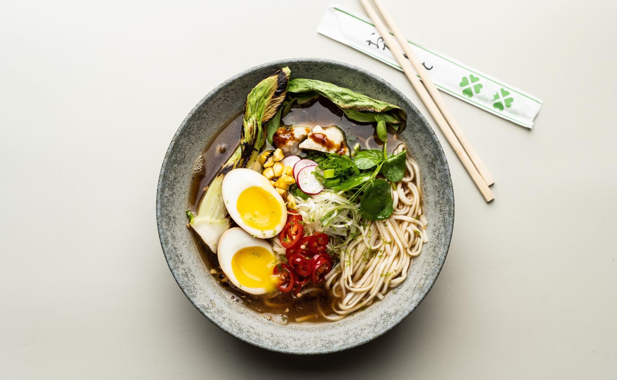 Ramen-suppe med æg, friske majs, radiser, broccoli og ærteskud