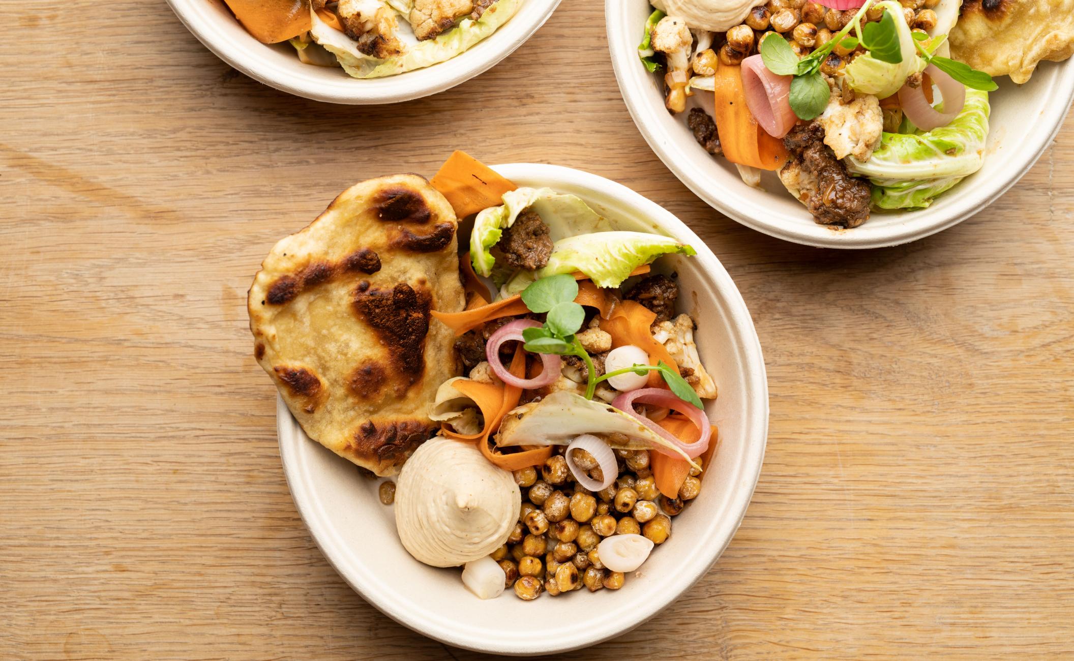 Buddhabowl med hoisinoksekød, hummus, kikærter og syltede skalotteløg