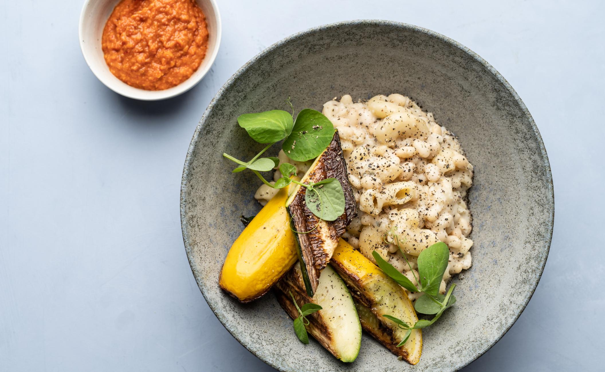 Cacio e pepe med hvide bønner, bagte squash og chilisovs