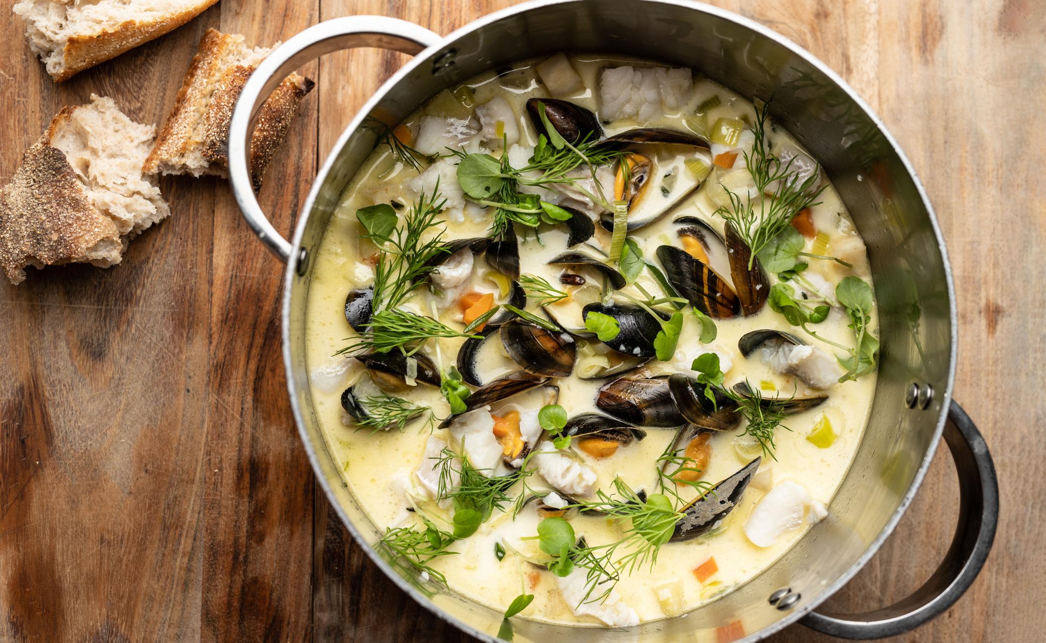 Cremet fiskesuppe med lyssej, blåmuslinger, ærter, bladselleri, forårsløg og ærteskud