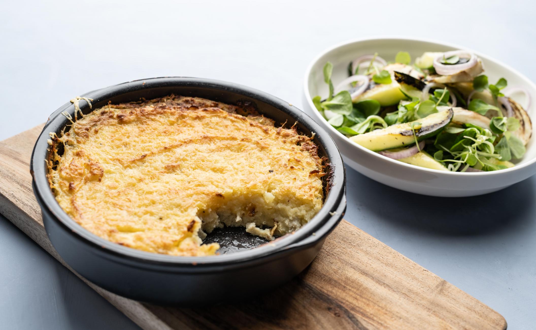 Gratin af mørksej med grillet agurk, fennikel, brøndkarse og kærnemælksvinaigrette