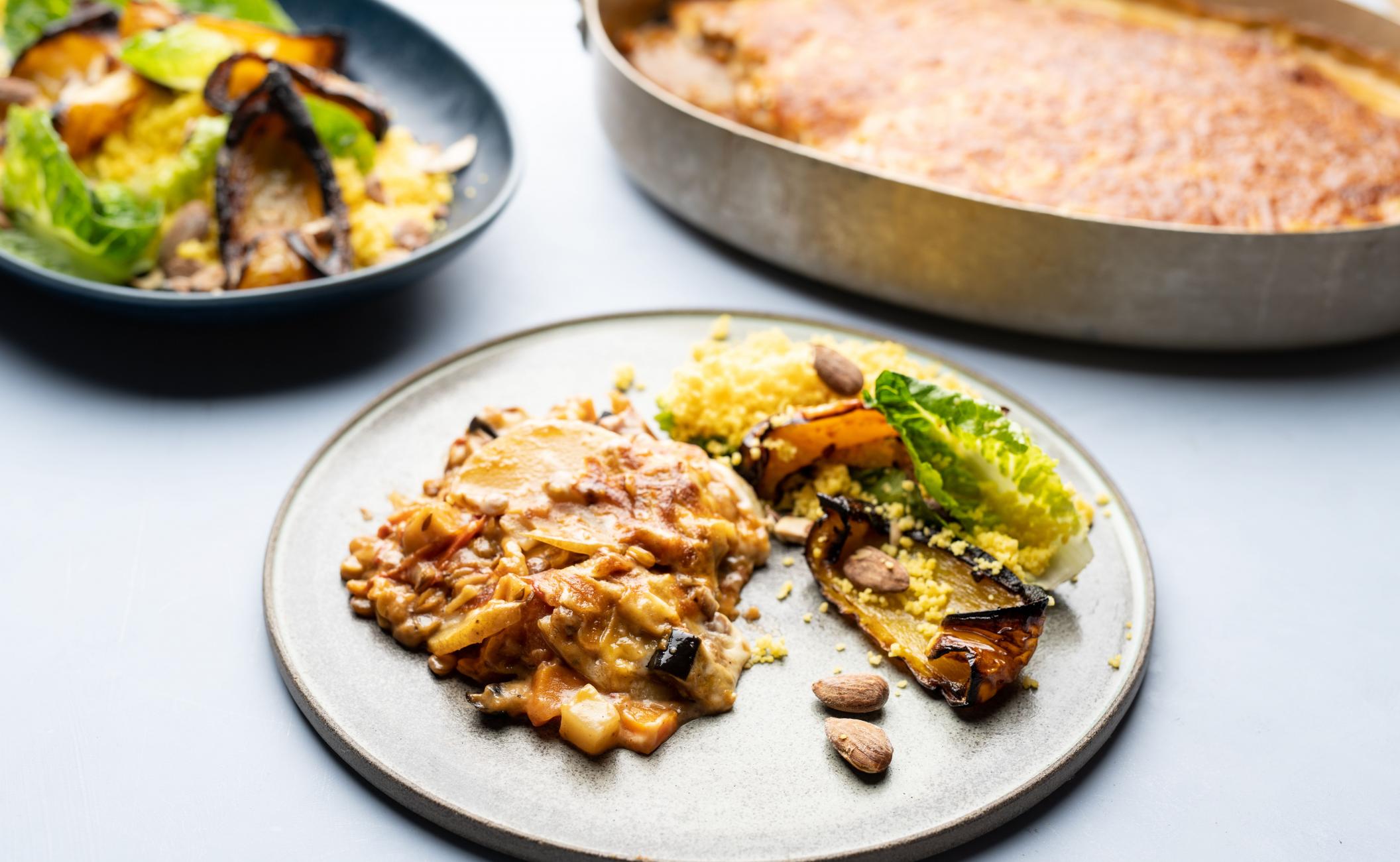 Grøn moussaka med gul couscous, grillet peberfrugt og saltede mandler