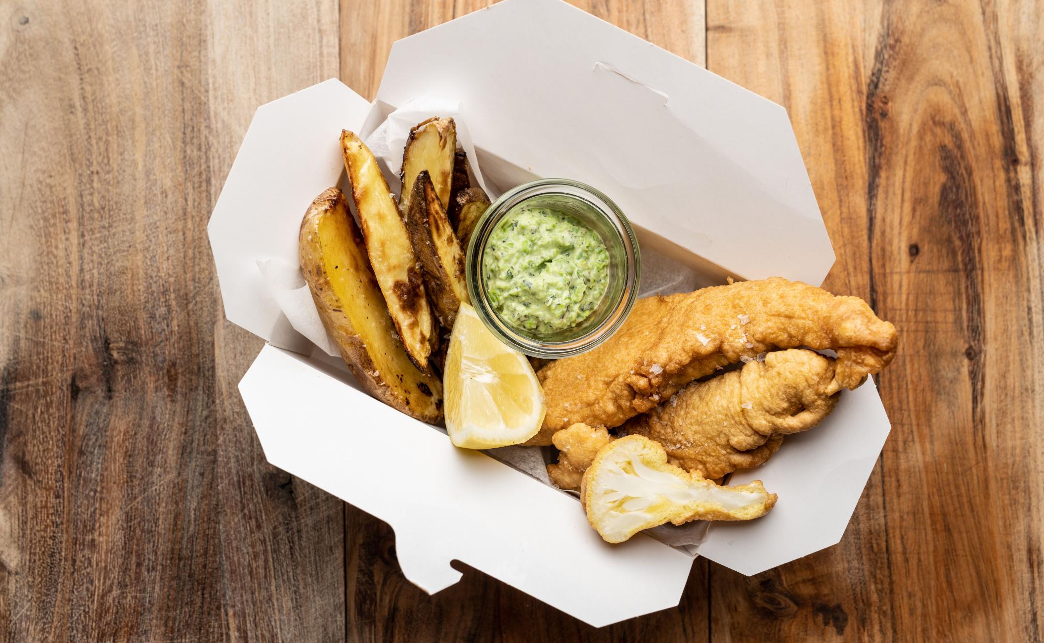 Fish ’n’ chips med blomkål og ærtemos med mynte