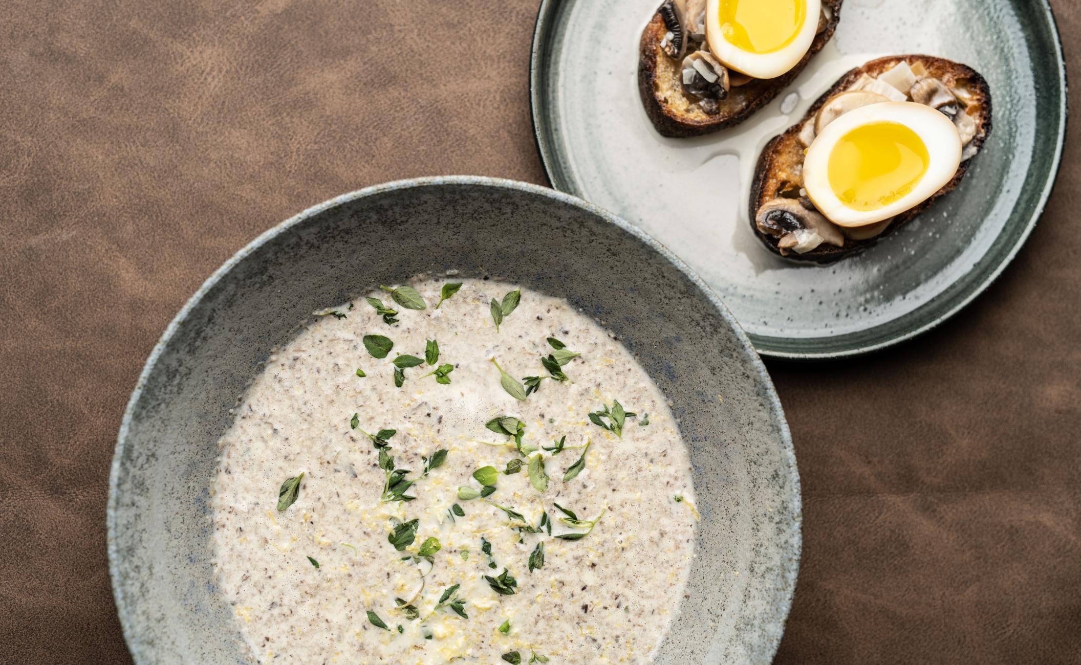 Cremet svampesuppe med mandler, hvidløg og svampetoast med smilende æg og friske urter