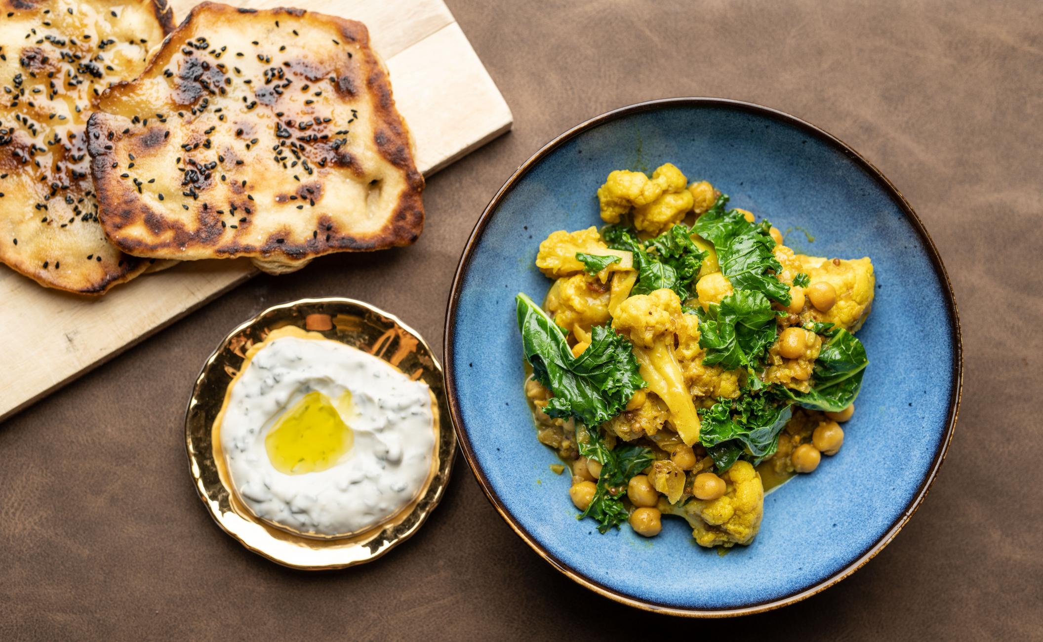 Curry med kokos, kikærter, blomkål og grønkål med hjemmebagt naanbrød og mynteyoghurt