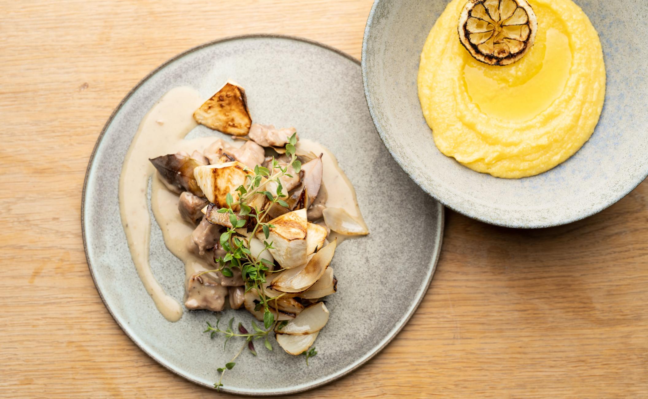 Grisenakke braiseret i øl med persillerødder og cremet polenta med citron